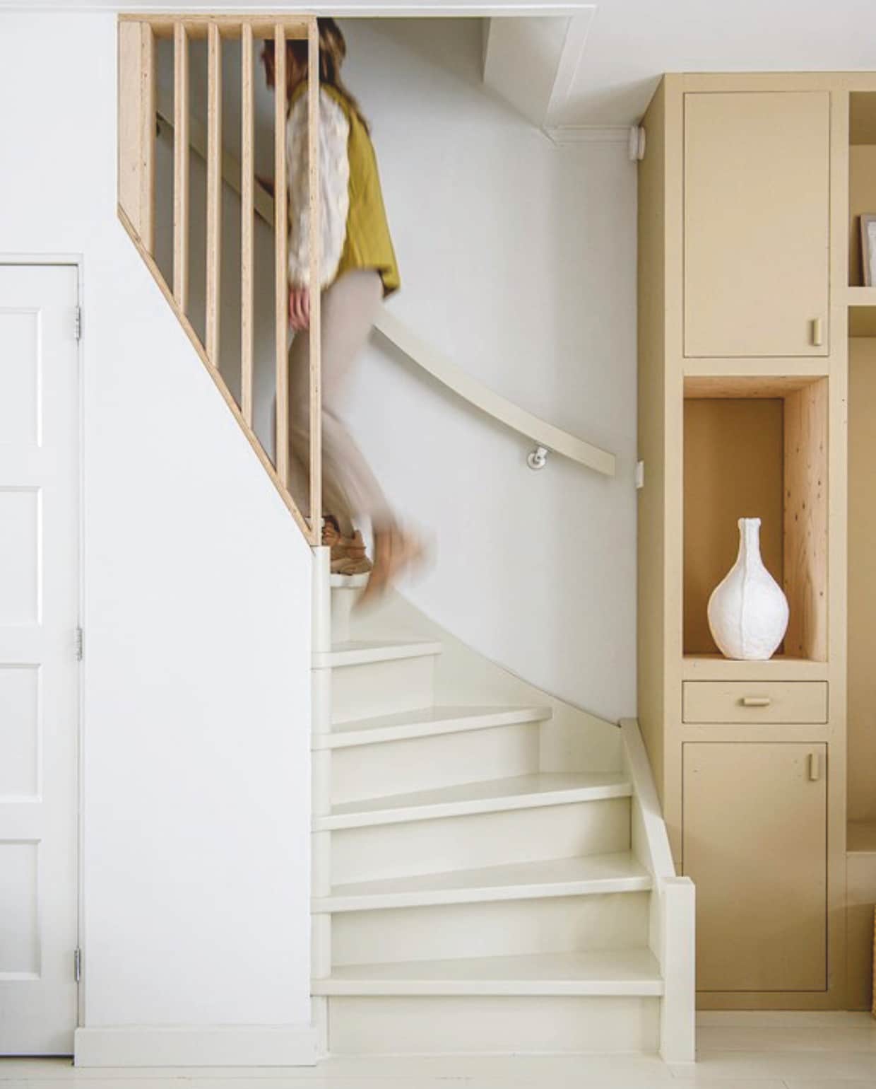 Muurverf Ral 9016 van Sikkens, vloer vuren delen, kast Huis &amp; Grietje in kleur Poffertjes van Gamma, witte vaas zelfgemaakt van klei. vtwonen DIY 9 | styling Janneke Peters | fotografie Louis Lemaire