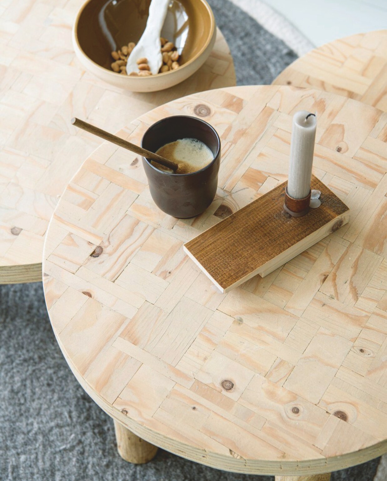 Bijzettafels en kleed Huis &amp; Grietje. Kom cadeau gekregen. Beker, lepel en kaars Loods 5. Kaarsenstandaard Piet Hein Eek. vtwonen DIY 9 | styling Janneke Peters | fotografie Louis Lemaire