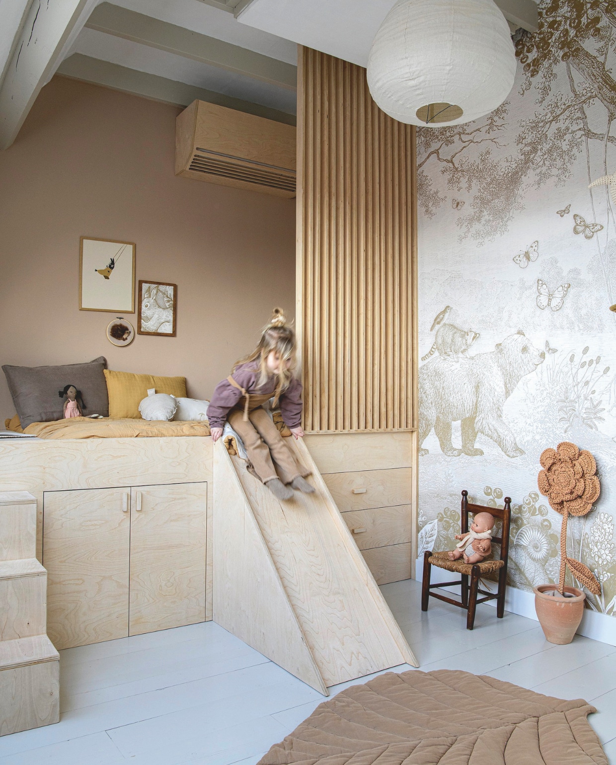 Muurverf Arabic Desert van Lab Paint, behang Bosdieren van Pimpelmees, vloer vuren delen in Subtle Stone van Flexa Pure, bedstee met kasten Huis &amp; Grietje. Lijsten van links naar rechts Ted &amp; Tone, Studio Viltelief en  Pimpelmees. Kussens van links naar rechts H&amp;M home, Karwei, twee keer Nobodinoz. Pop in bed Zara Home, poppenstoel Dirkson &amp; Dirkson, pop Bonnies, gehaakte bloem Anne-Claire Petit, kleed Lil’ Atelier. vtwonen DIY 9 | styling Janneke Peters | fotografie Louis Lemaire
