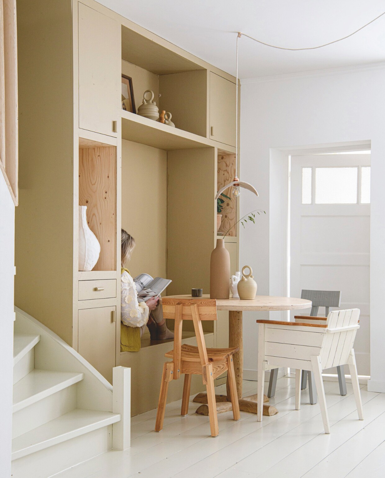 Verf muur en kast Poffertjes van Gamma, vloer vuren delen. Kast, lijst Ted &amp; Tone. Tafel Huis &amp; Grietje. Kruiken en vaas met pluim kringloop, zelf geverfd. Witte grote vaas zelfgemaakt van klei. Pot met plant Intratuin, hanglamp Muskhane. Witte stoel Piet Hein Eek, overige stoelen Piet Hein Eek voor Ikea. Mok en witte kruik Loods 5, beige kruik Kringloop. vtwonen DIY 9 | styling Janneke Peters | fotografie Louis Lemaire
