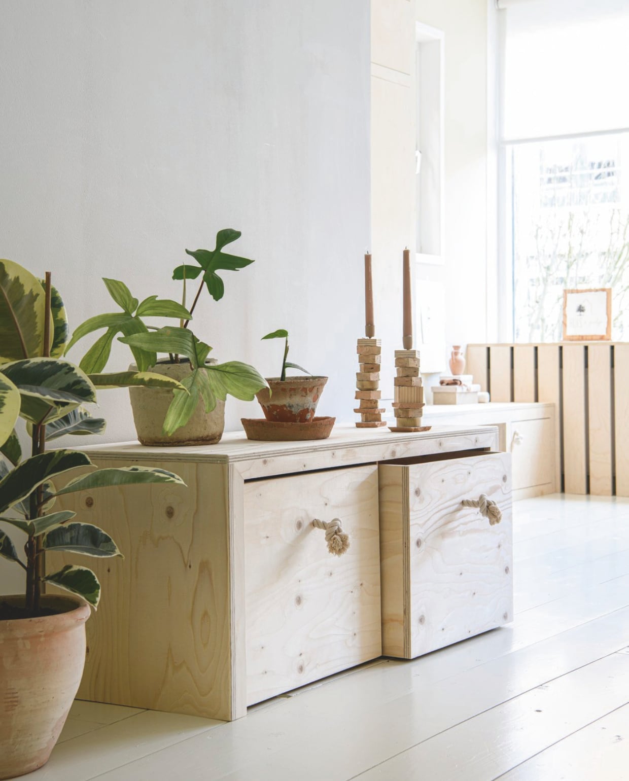 Muurverf Aardewerk van Gamma. Radiatorombouw en kast Huis &amp; Grietje. Vloer vuren delen. Pot midden en kaarsen Loods 5. Pot links Action, pot rechts Bloemenzaak. Planten van links naar rechts: Intratuin, Bloemenjungle, cadeau gekregen. Kandelaars zelfgemaakt. vtwonen DIY 9 | styling Janneke Peters | fotografie Louis Lemaire
