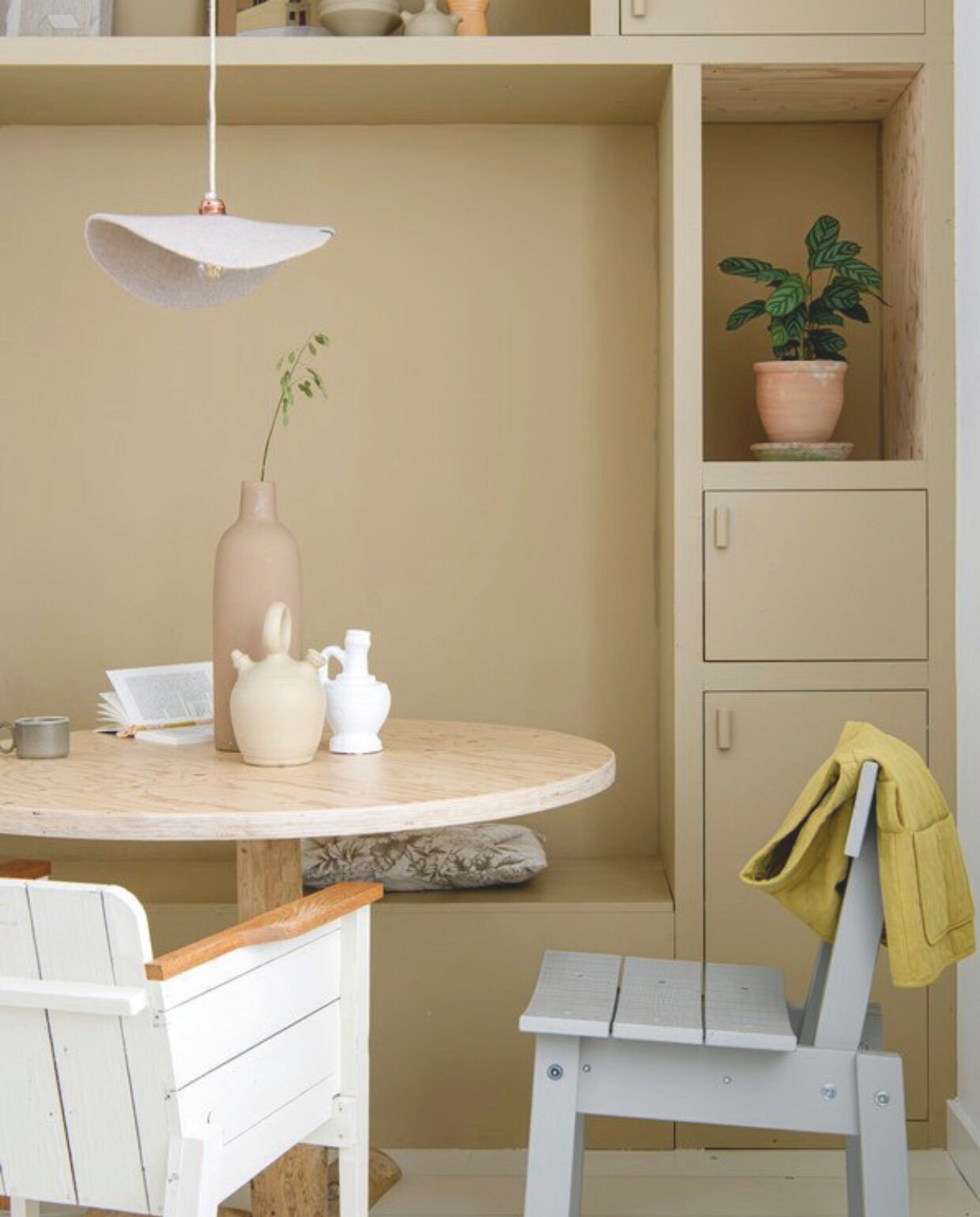 Kast en tafel Huis &amp; Grietje, verf kast Poffertjes van Gamma. Pot Esschert Design, plant Intratuin, hanglamp Muskhane, handgemaakt kussen cadeau gekregen. Grijze stoel Piet Hein Eek voor Ikea, witte stoel Piet Hein Eek. Jas Casa &amp; Cotton. Mok en witte kruik Loods 5. Beige kruik, vaas met pluim kringloop, zelf geverfd. vtwonen DIY 9 | styling Janneke Peters | fotografie Louis Lemaire