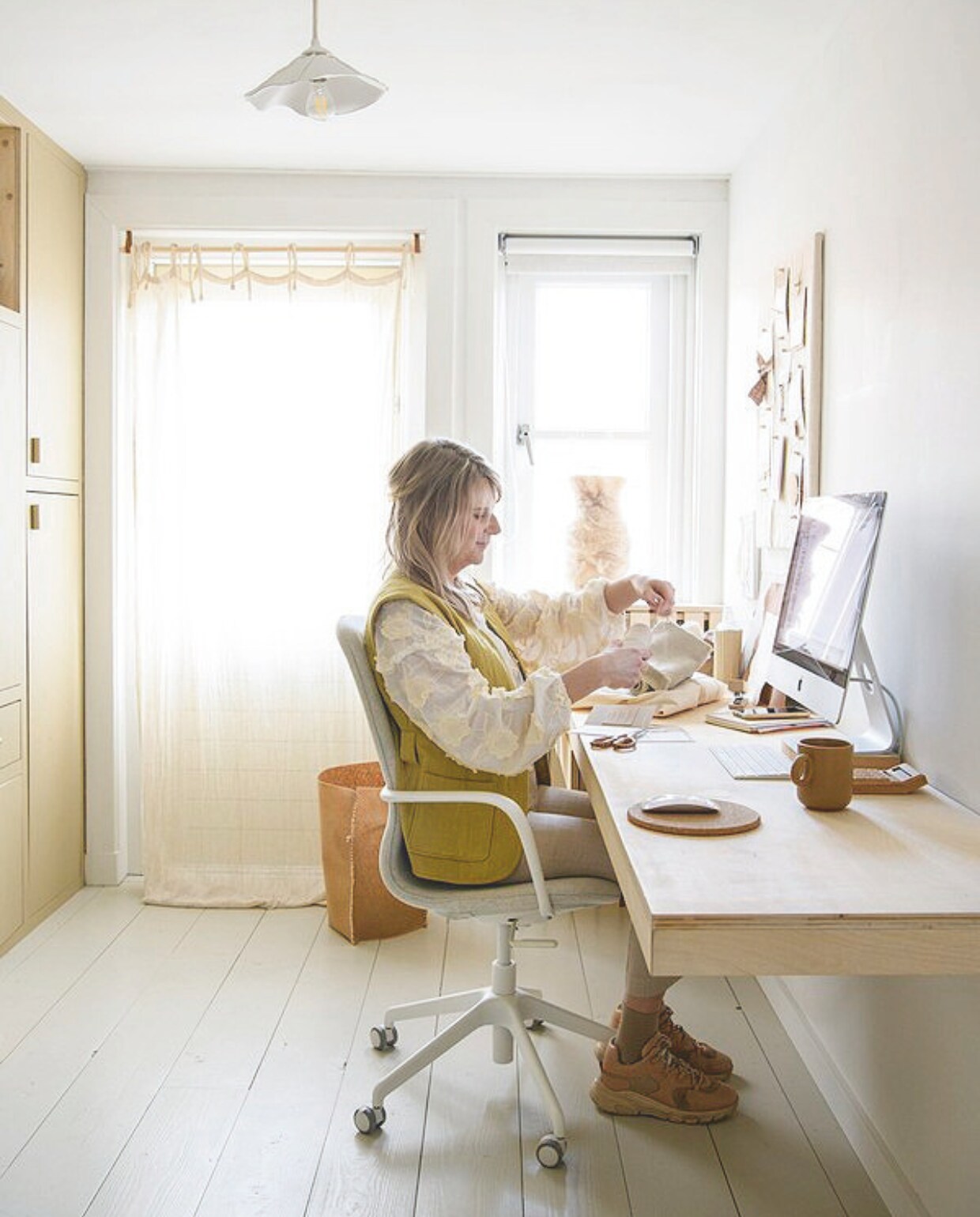 Bureau en kast Huis &amp; Grietje, muurverf Ral 9016 van Sikkens, vloer vuren in Subtle Stone van Flexa, gordijnen H&amp;M home, lamp en prullenmand zelfgemaakt. vtwonen DIY 9 | styling Janneke Peters | fotografie Louis Lemaire