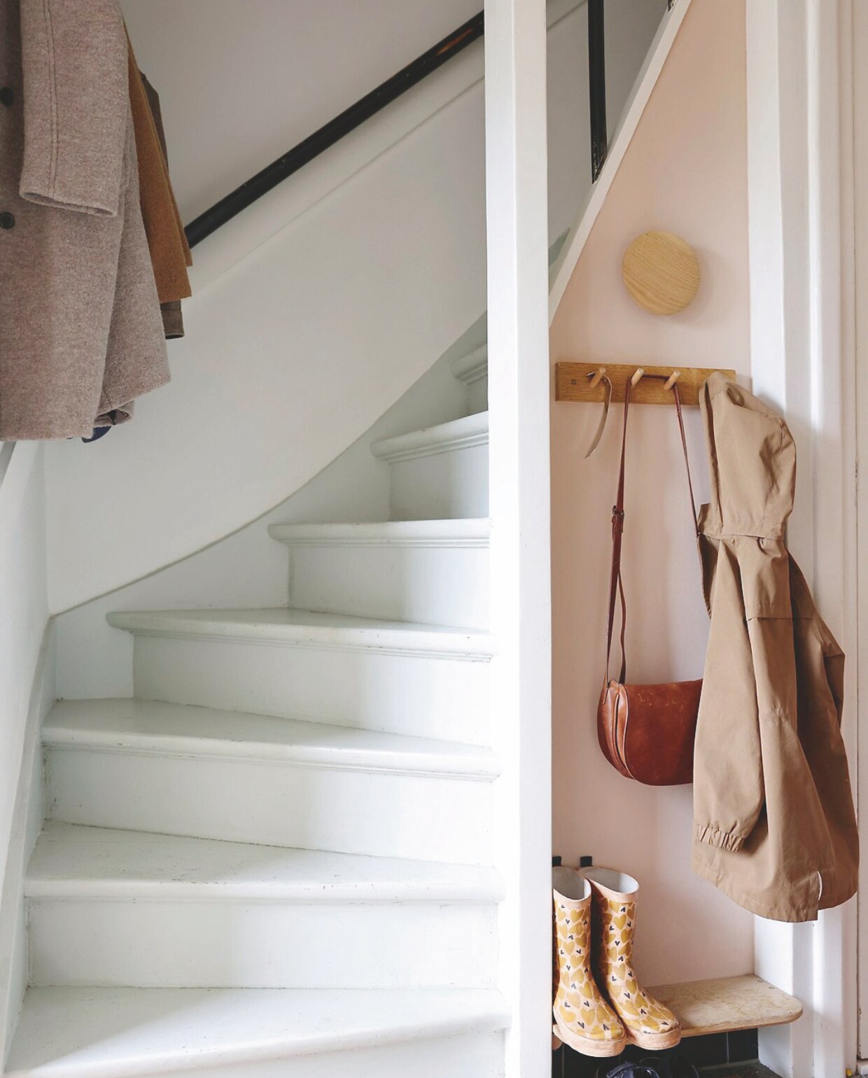 Houten knop en kapstok zelfgemaakt.  Verf trap Mizzle van Farrow &amp; Ball. vtwonen DIY 09 |  styling Ilona Jongepier | fotografie Dana van Leeuwen