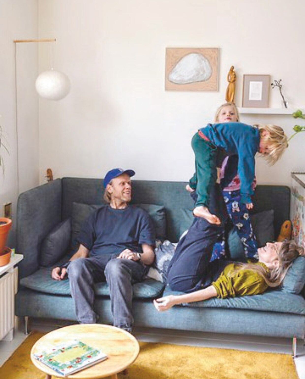 Vilten bollamp LumaLano, schilderij Can I kick it, Yes I can van Mirthe Blussé, bijzettafel zelfgemaakt. Bank en tapijt Ikea. vtwonen DIY 09 |  styling Ilona Jongepier | fotografie Dana van Leeuwen