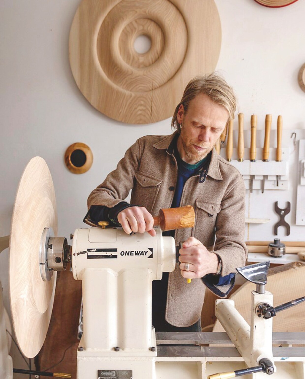 Kast gemaakt van gevonden en gekregen kastjes die wit zijn geschilderd. Alle houten items zelfgemaakt door Ruben. vtwonen DIY 09 |  styling Ilona Jongepier | fotografie Dana van Leeuwen