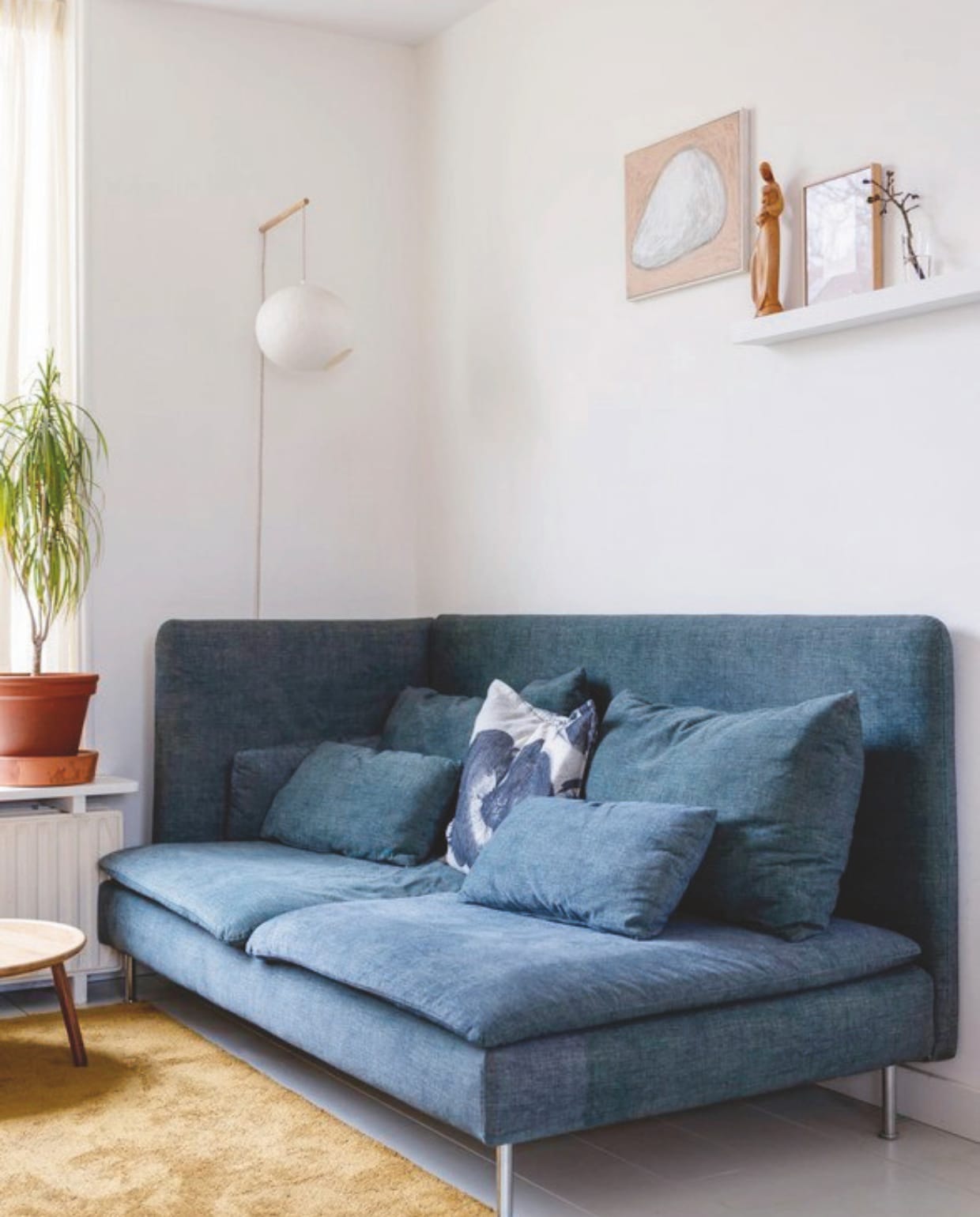 Bank en vloerkleed Ikea. Hanglamp LumaLano, kussen Nienke Sybrandy, schilderij Mirthe Blussé. Bijzettafel en wandplank zelfgemaakt. vtwonen DIY 09 |  styling Ilona Jongepier | fotografie Dana van Leeuwen