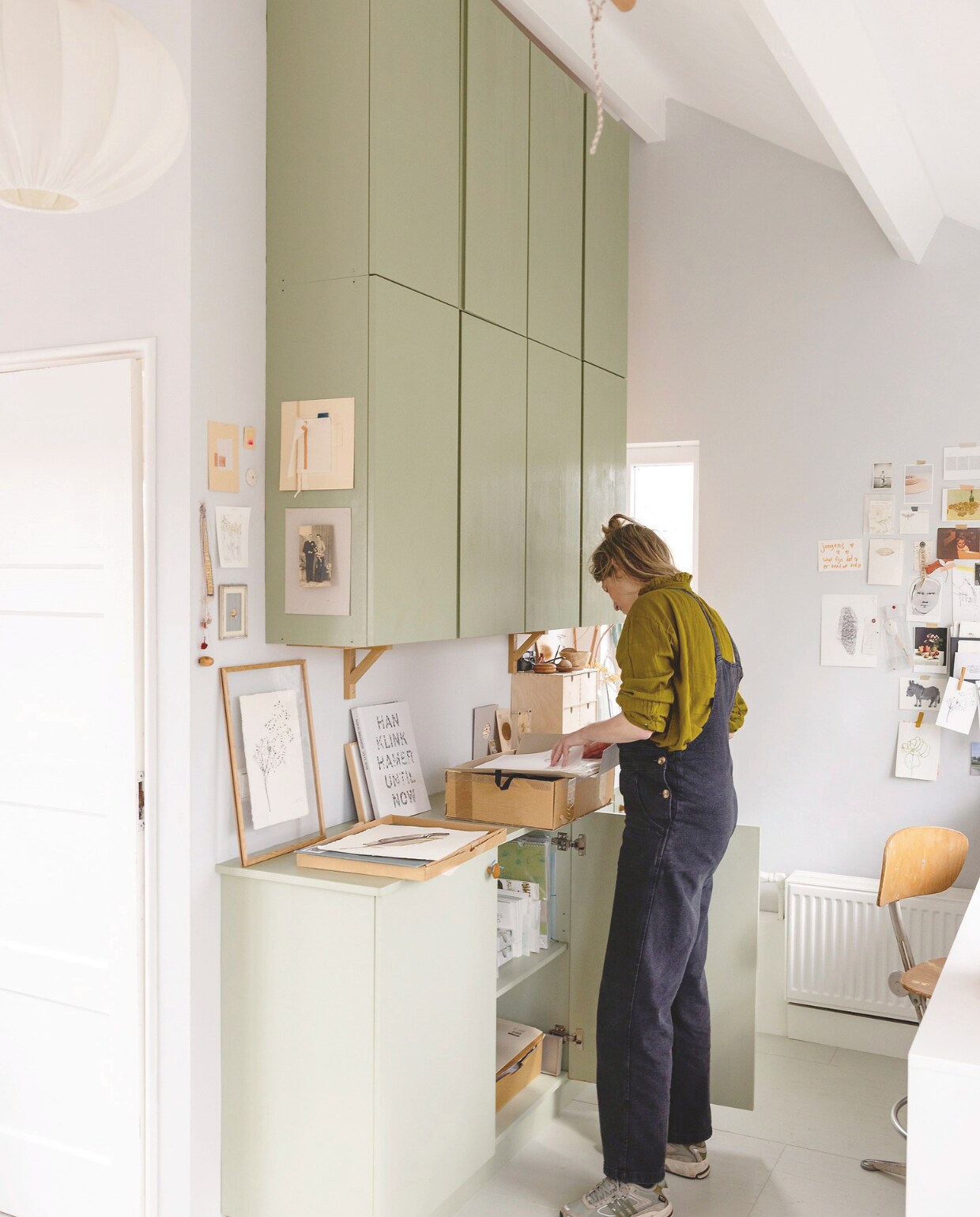 Dressoir zelfgemaakt, geverfd in Vert de Terre van Farrow &amp; Ball. Lamp Een Stilleven, print in lijst Zwermbloem van Maartje, lijst Moebe, boek Han Klinkhamer. Kleine kunstwerken van Sanne Veldkamp en Pleun de Groot. Bureaustoel vintage. Vloer underlayment platen, geverfd in Mizzle van Farrow &amp; Ball. vtwonen DIY 09 |  styling Ilona Jongepier | fotografie Dana van Leeuwen