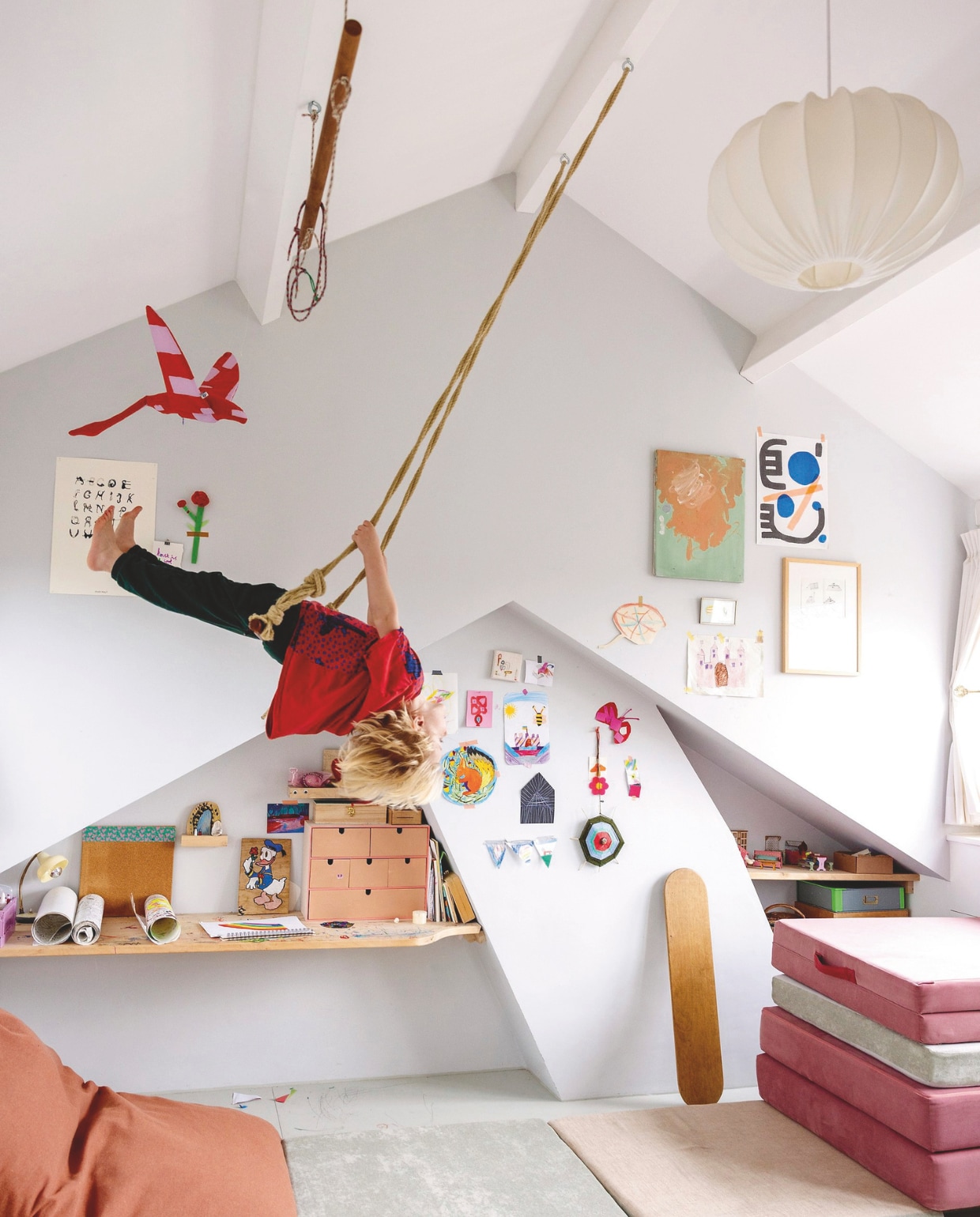 Lamp Stilleven (eenstilleven.com), zwaan Jantien Baas, poster met alfabet Vanessa Oostijen, zitzak Bryck, kussens laten maken. Schommels en ladekastje zelfgemaakt. vtwonen DIY 09 |  styling Ilona Jongepier | fotografie Dana van Leeuwen