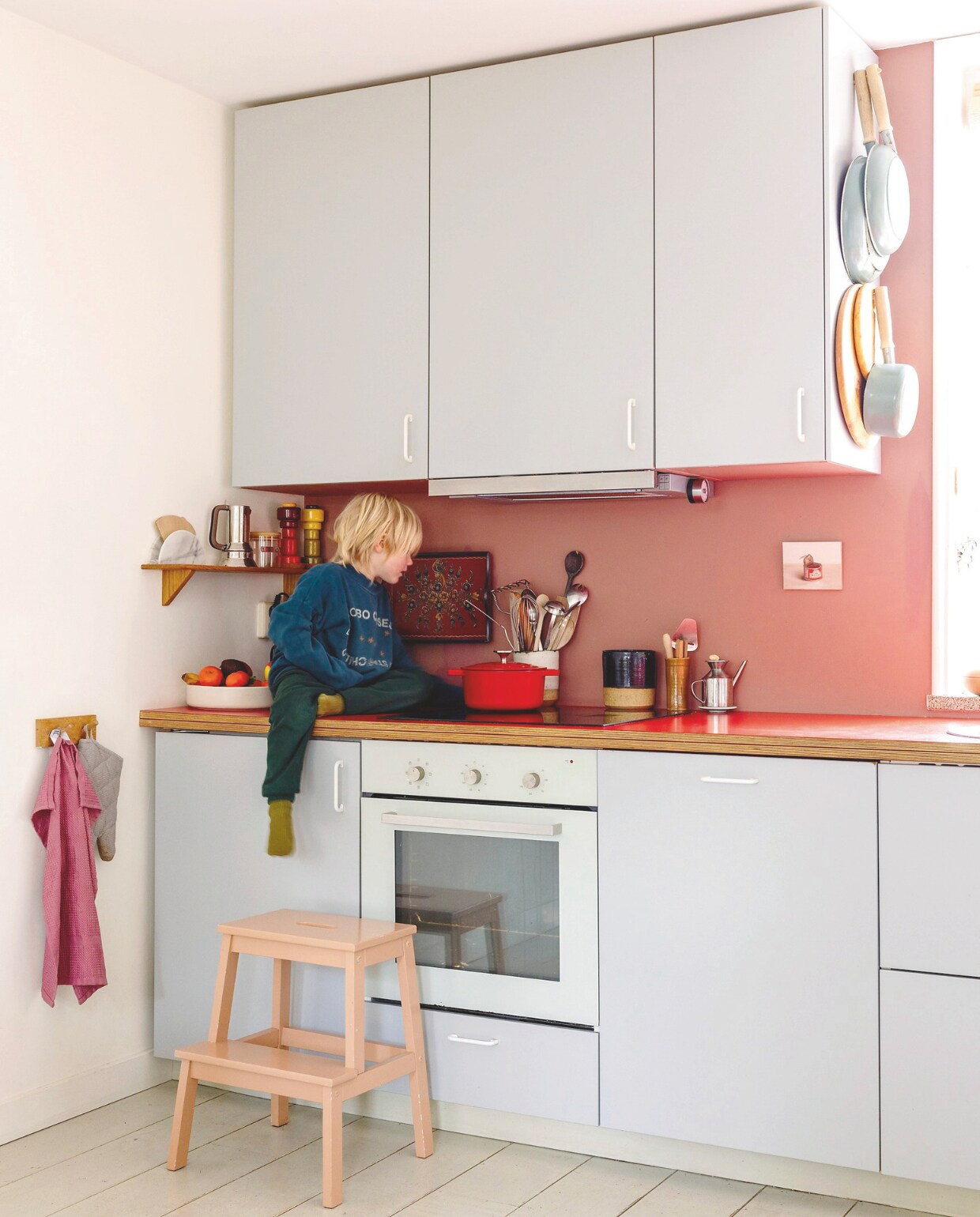 Keuken zelfgemaakt / Ikea, peper-en-zoutstel Muuto, schilderij Tomatenpuree van Serge de Vries. Keukentrap, oven en afzuigkap Ikea. Braadpan Kringloop, pannen de Bijenkorf, muurverf Sulking Room Pink van Farrow &amp; Ball, houten vloerdelen geverfd in Mizzle van Farrow &amp; Ball. vtwonen DIY 09 |  styling Ilona Jongepier | fotografie Dana van Leeuwen