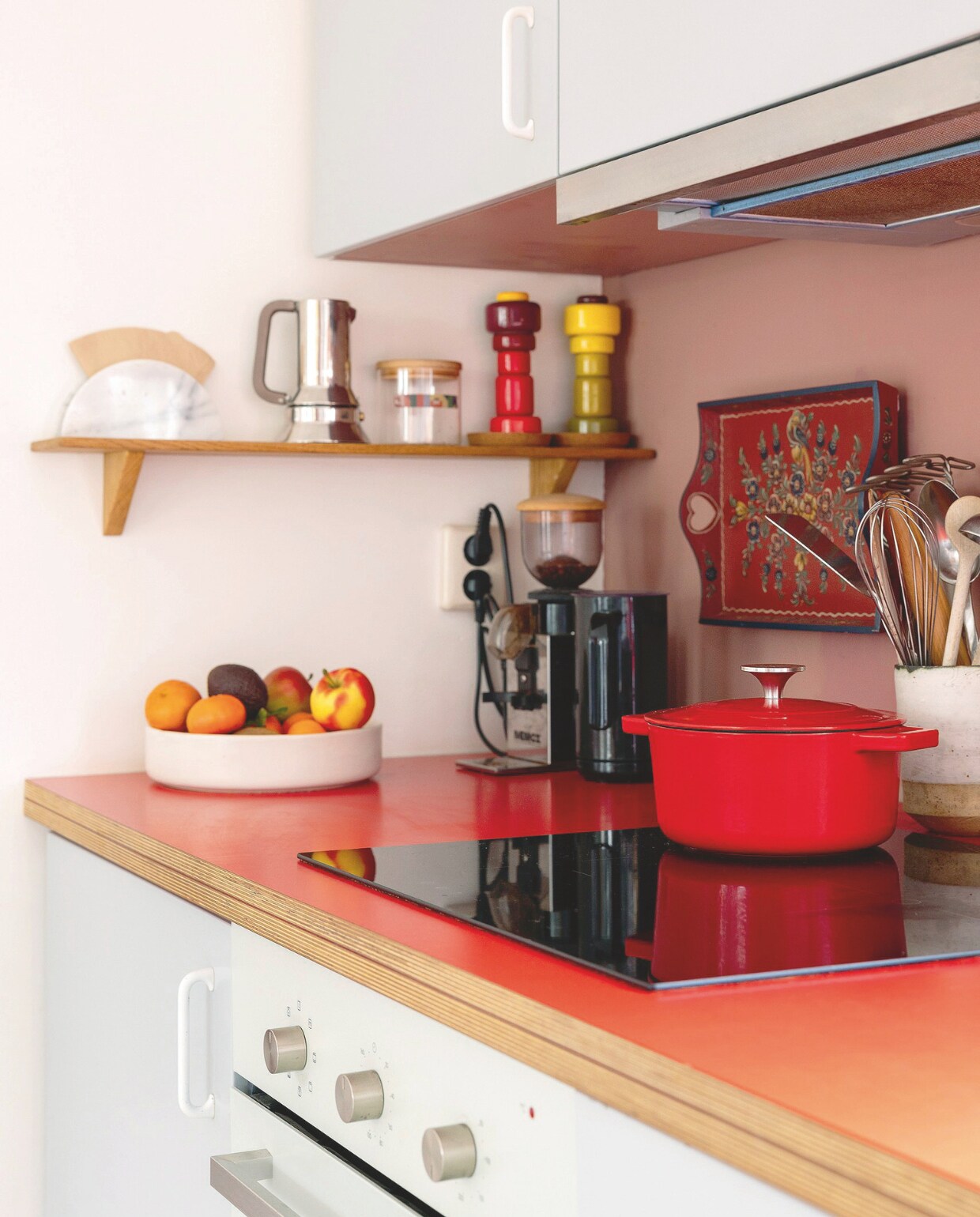 Keuken zelfgemaakt / Ikea, peper-en-zoutstel Muuto, percolator Alessi, braadpan Kringloop, dienblad aan de muur Hindeloopen, muurverf Sulking Room Pink van Farrow &amp; Ball. vtwonen DIY 09 |  styling Ilona Jongepier | fotografie Dana van Leeuwen
