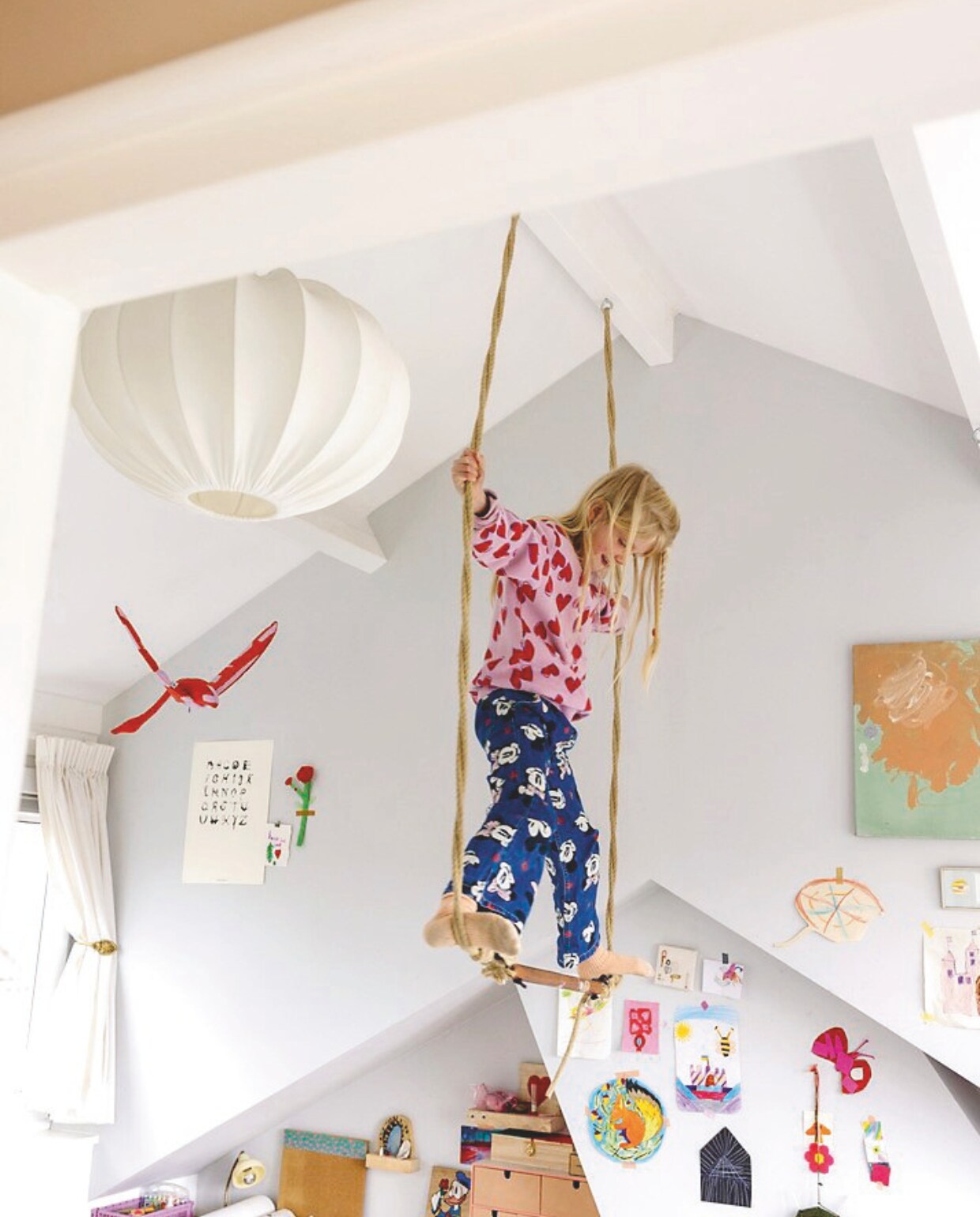 Lamp Een Stilleven, zwaan Jantien Baas, poster alfabet Vanessa Oostijen, ladekast Ikea, schommel zelfgemaakt. vtwonen DIY 09 |  styling Ilona Jongepier | fotografie Dana van Leeuwen