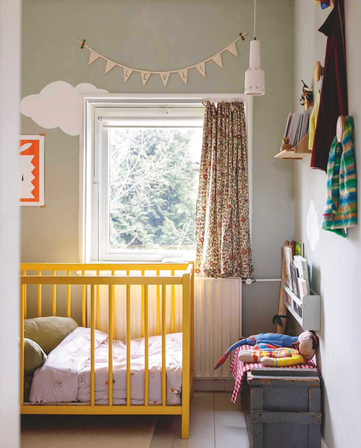 Bed Marktplaats, dekbedovertrek Little fox van Maartje voor Yumeko, kist gekregen. Tijdschriftenrek Ikea, zelf geschilderd. Wandplank gemaakt door Ruben, gordijnen gemaakt door Maartje, muurverf Ball Green van Farrow &amp; Ball, kleed yogamat, lamp vintage, vlaggetjes Goki, wolk geschilderd door Maartje. vtwonen DIY 09 |  styling Ilona Jongepier | fotografie Dana van Leeuwen