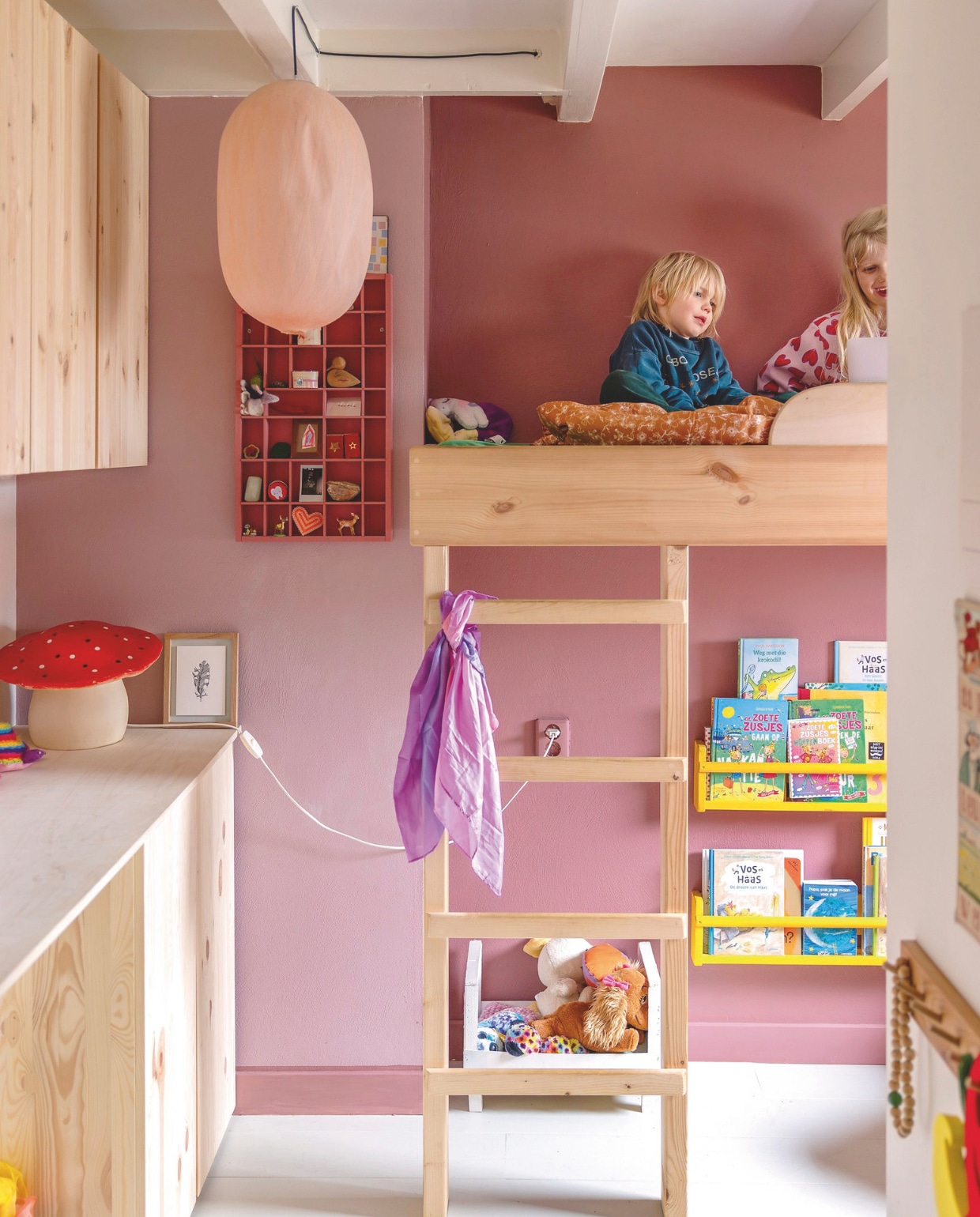 Hanglamp Bel+Bo van Studio Berk, muurverf Crimson Red van Farrow &amp; Ball, paddenstoellamp vintage. Bed en kapstok gemaakt door Ruben. Kasten Ivar en boekenrekken Ikea. Vakkenkastje vintage, geschilderde. vtwonen DIY 09 |  styling Ilona Jongepier | fotografie Dana van Leeuwen