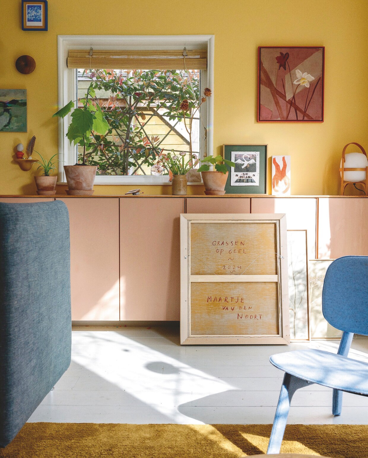 Kast zelfgemaakt/Ikea, muurverf Leeuw van Fairf. Stoel Ligne Roset, vloerkleed Ikea, lamp Cesta van Miguel Milá, schilderijen Maartje, knipwerk Broeder Dieleman, schilderij op hout Gemma Oosterhof. Bloempotten Julie van Ninetta Mariani via May &amp; June. vtwonen DIY 09 |  styling Ilona Jongepier | fotografie Dana van Leeuwen