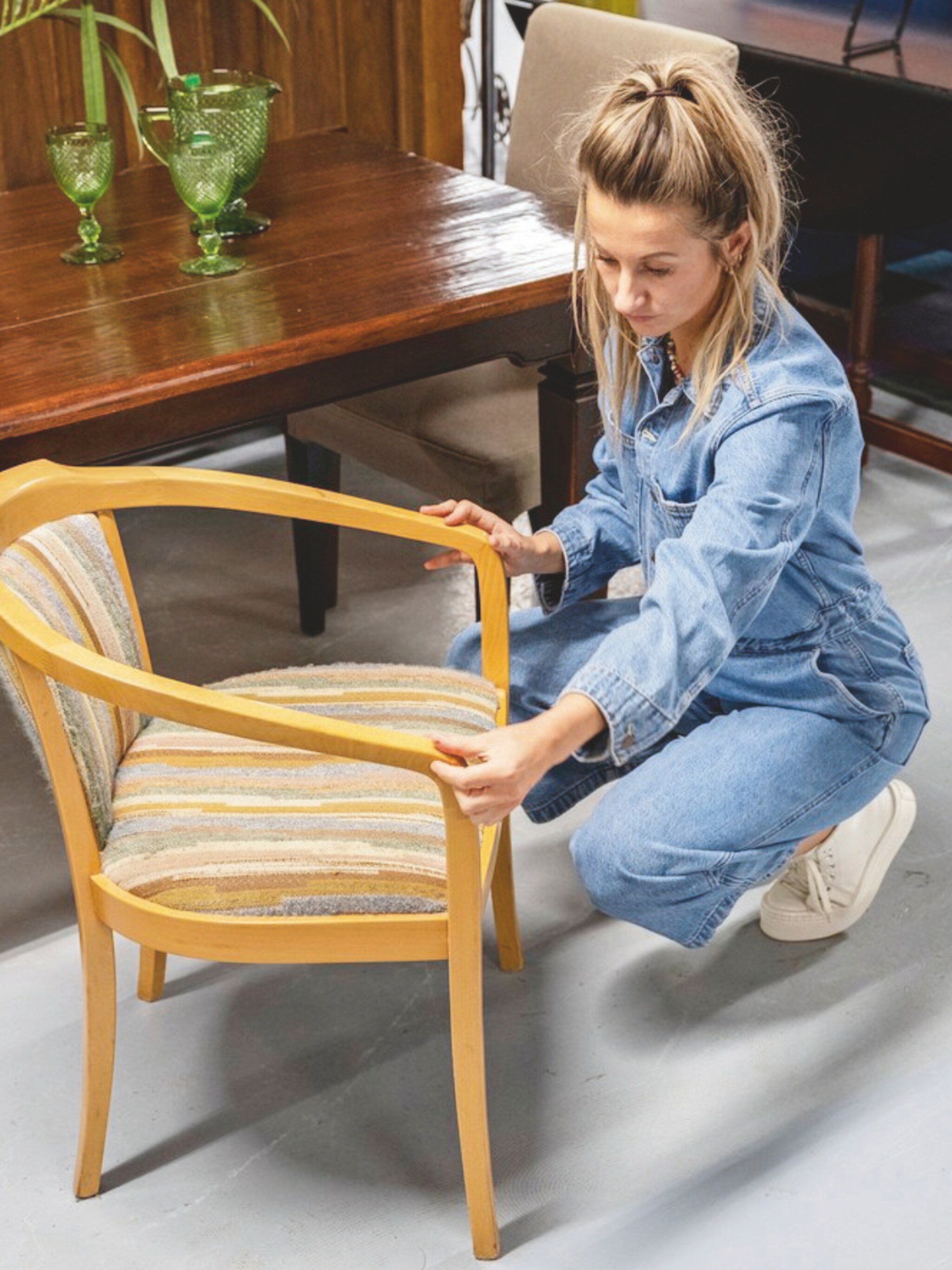 kringloophack stylist kelly vergeelde eetkamerstoelen