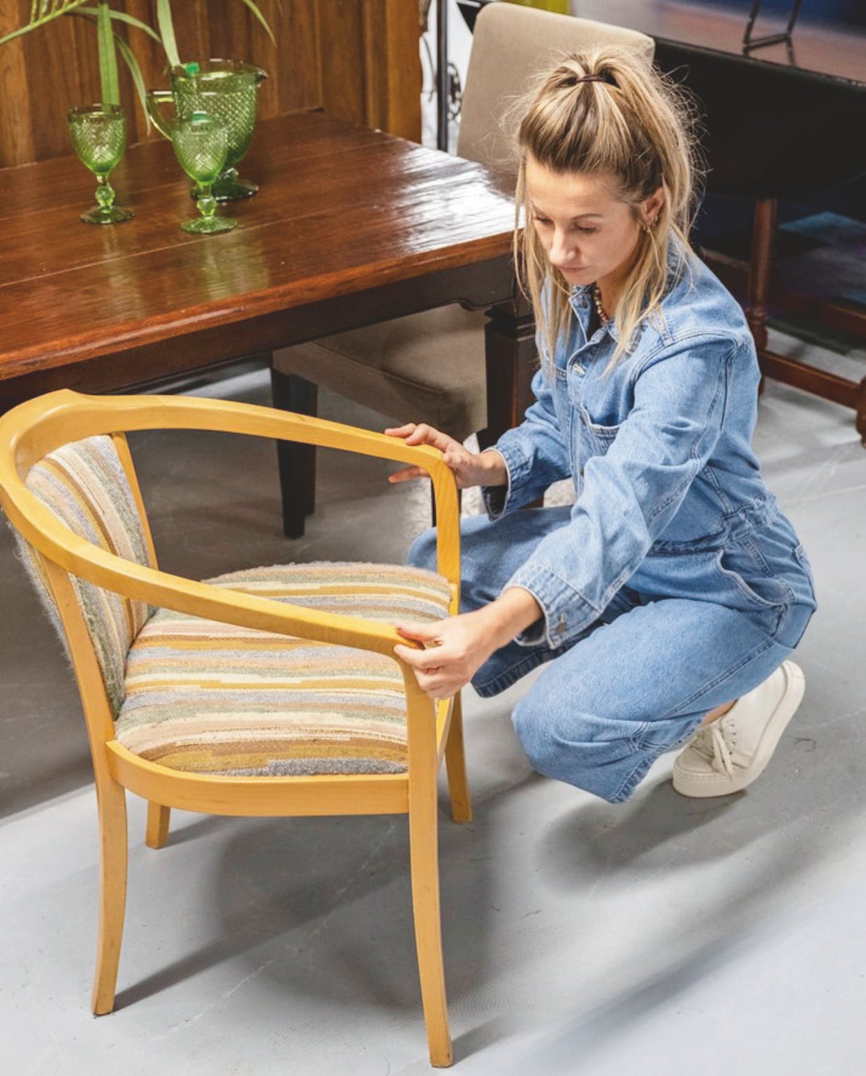 Kelly's vondst in de kringloopwinkel. vtwonen 09-2024 | styling Kelly van Gendt | fotografie Stan Koolen | m.m.v. de Kringloper Naarden