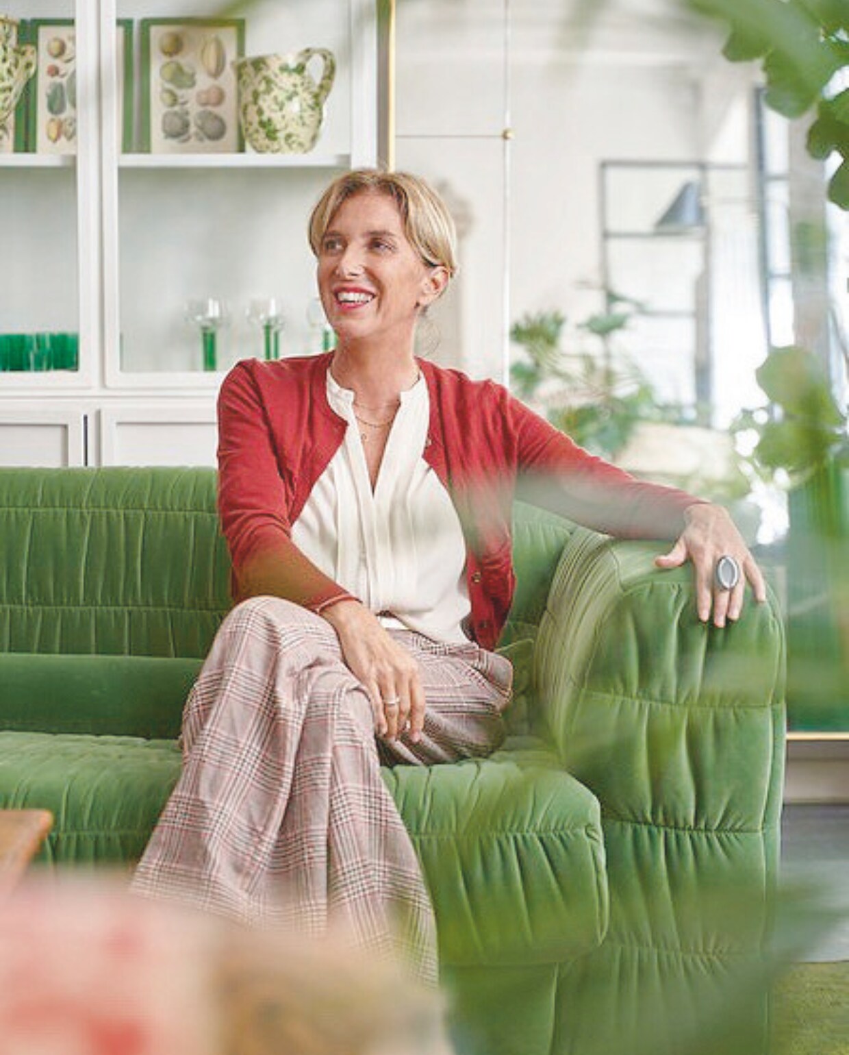 Tafel, gestoffeerde stoelen en accessoires Nap Atelier. Bank en groene fruitschaal HKliving. Kroonluchter vintage. vtwonen 09-2024 | styling francesca davoli | fotografie fabrizio cicconi