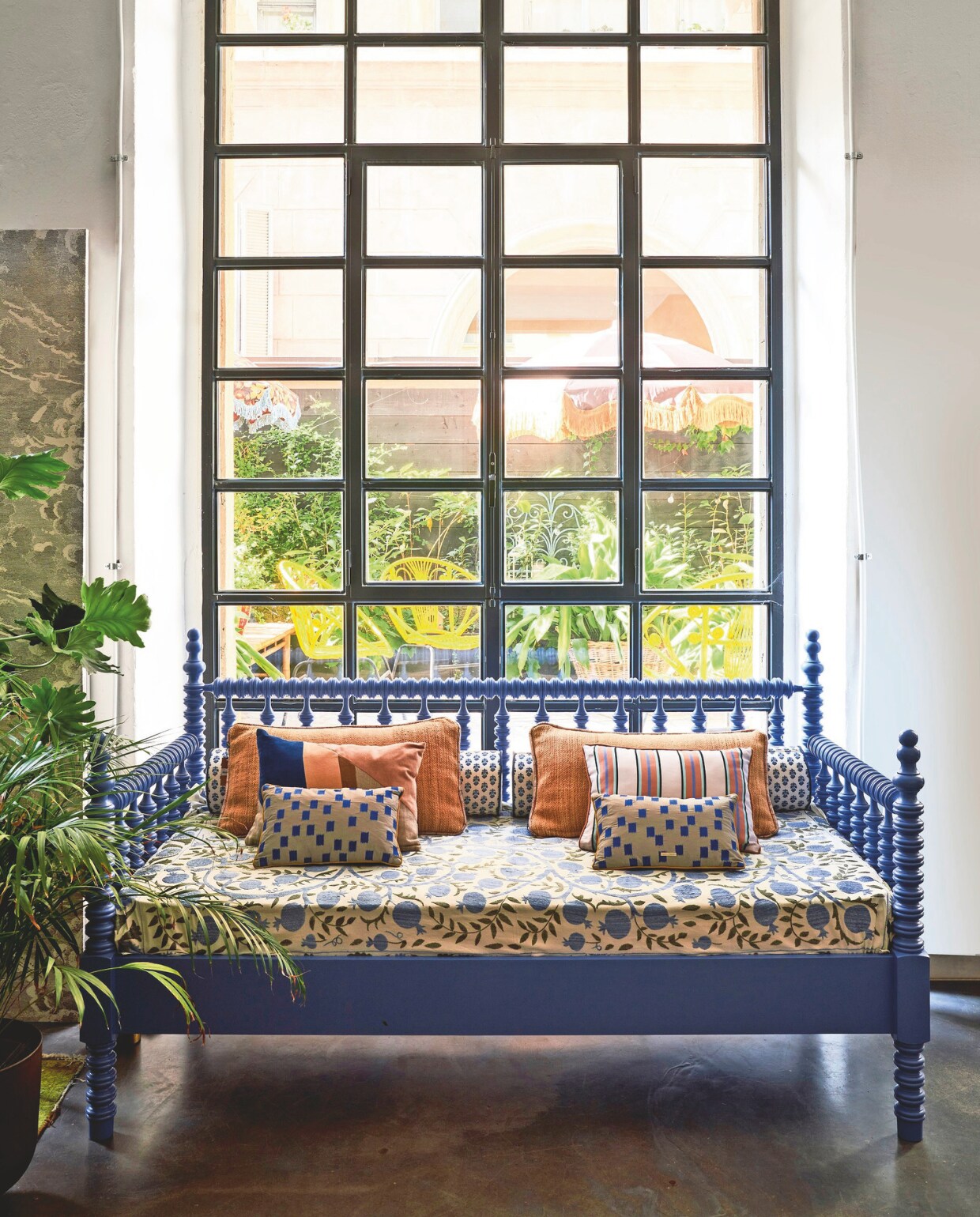 Daybed, kleinste kussens met patroon en beklede matras Nap Atelier. Effen en gestreepte kussens HKliving. vtwonen 09-2024 | styling francesca davoli | fotografie fabrizio cicconi