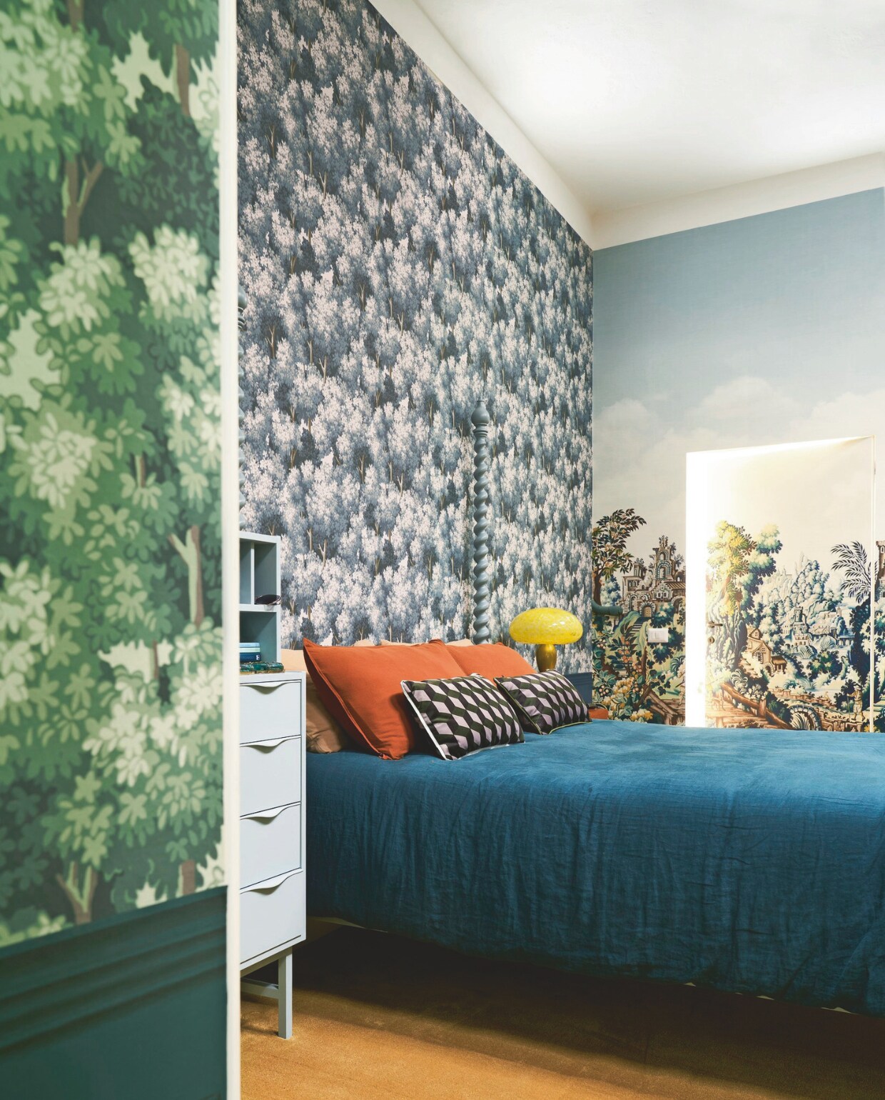 Behang, vintage kast, sprei, kussens en op maat gemaakt bed Nap Atelier. vtwonen 09-2024 | styling francesca davoli | fotografie fabrizio cicconi