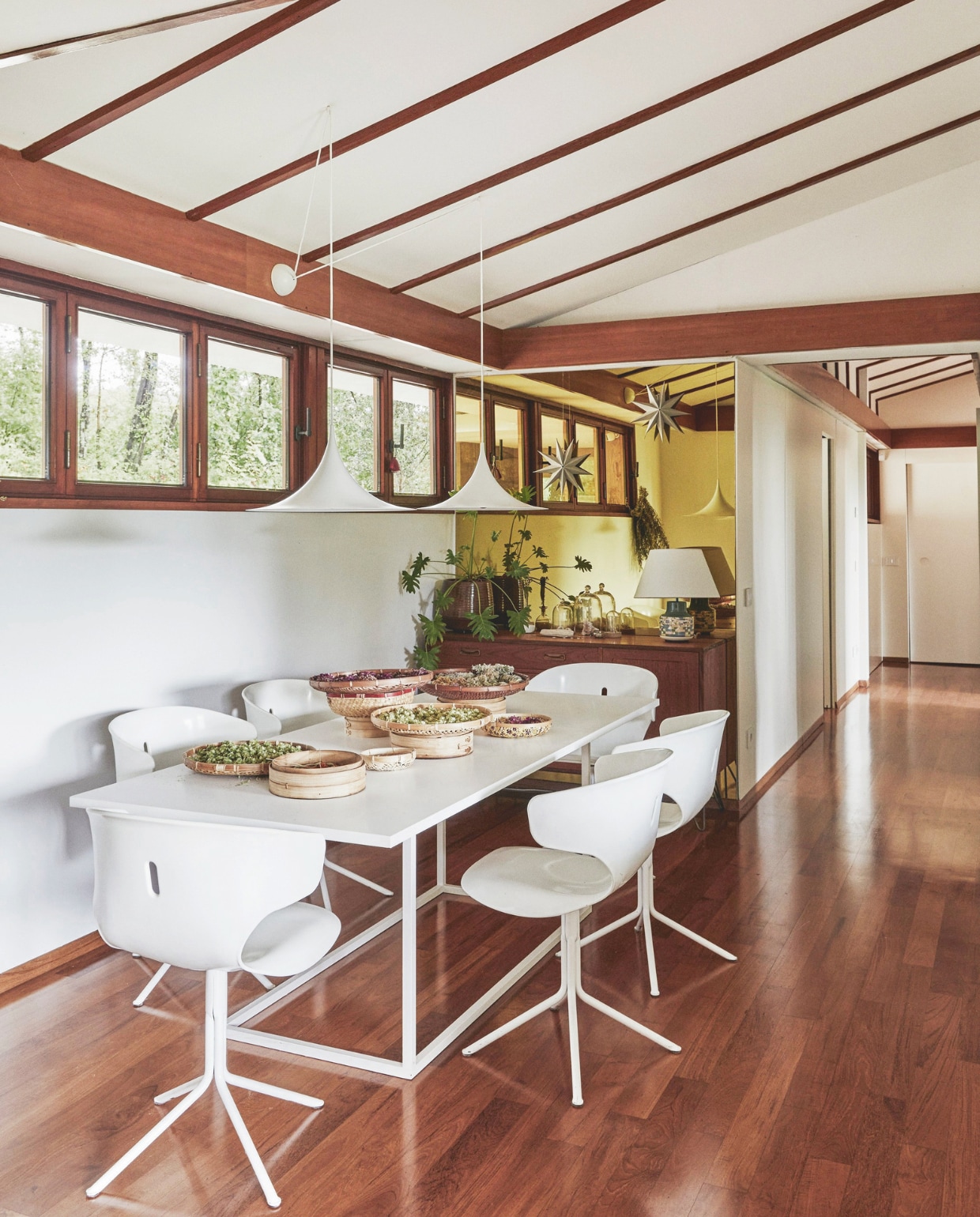 Tafel Studioforma, stoelen Bonaldo, hanglampen Gubi, stoom- en oogstmanden toko. vtwonen 09-2024 | styling Sarah Devi Giubilini | fotografie Brent Darby