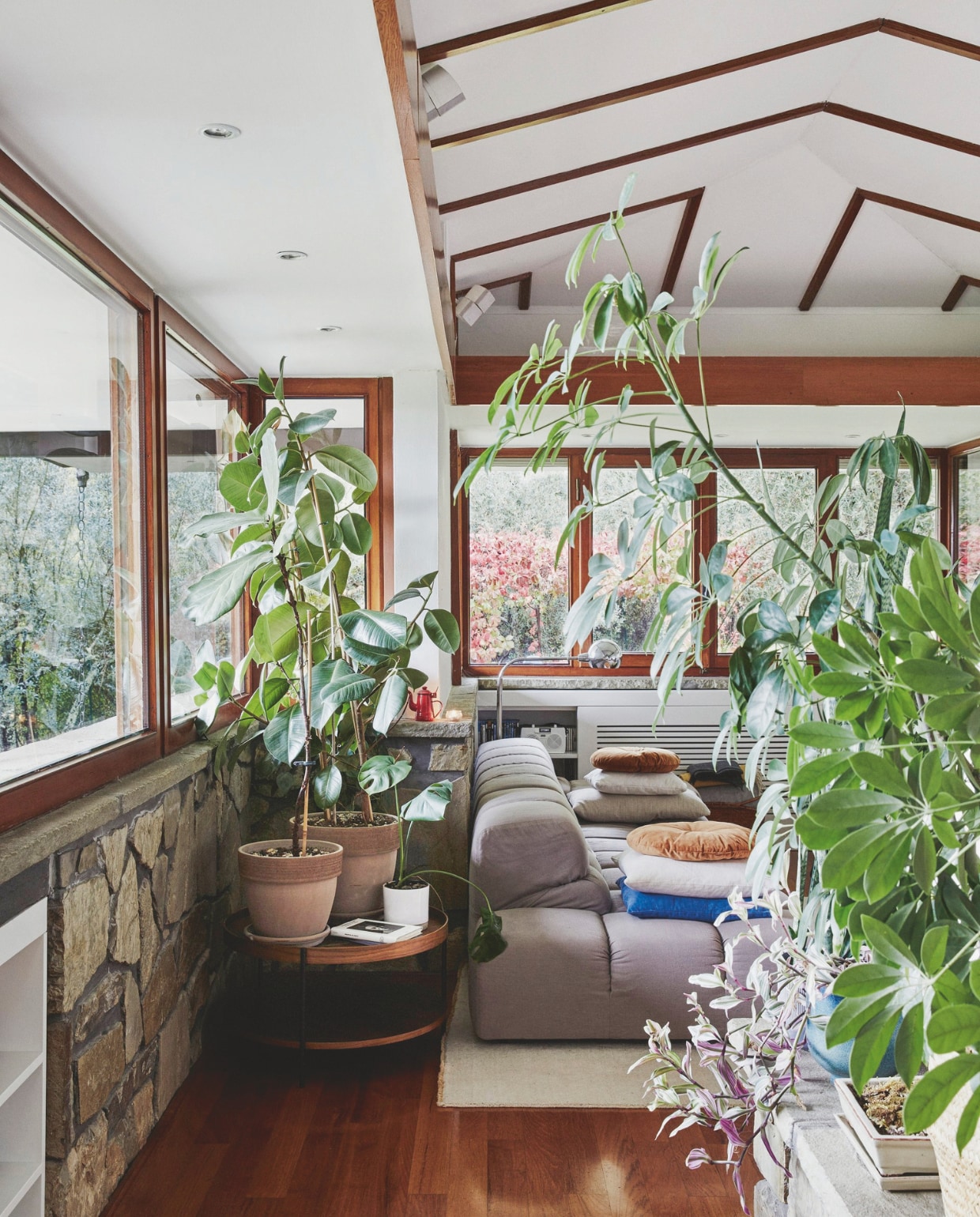 Bank B&amp;B Italia, tafel van Francesco’s oma. vtwonen 02-2025 | styling Sarah Devi Giubilini | fotografie Brent Darby