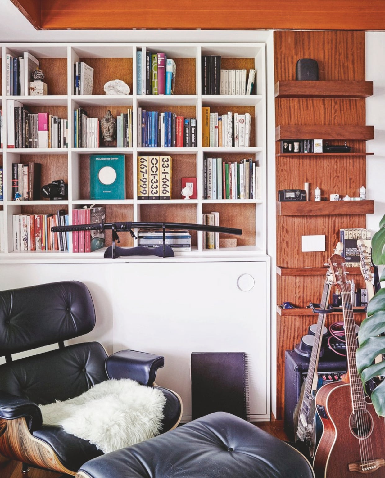 Eames-fauteuil Vitra, kasten en planken eigen ontwerp. vtwonen 09-2024 | styling Sarah Devi Giubilini | fotografie Brent Darby