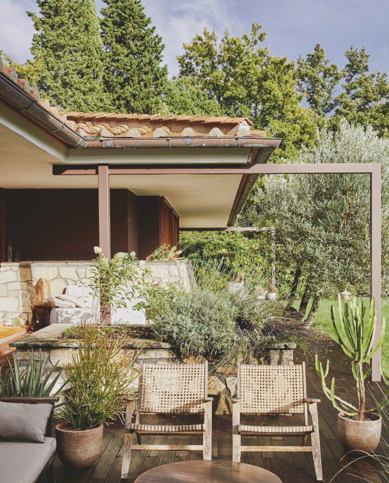 Vergelijkbare outdoor lounger HKliving vtwonen 09-2024 | styling Sarah Devi Giubilini | fotografie Brent Darby