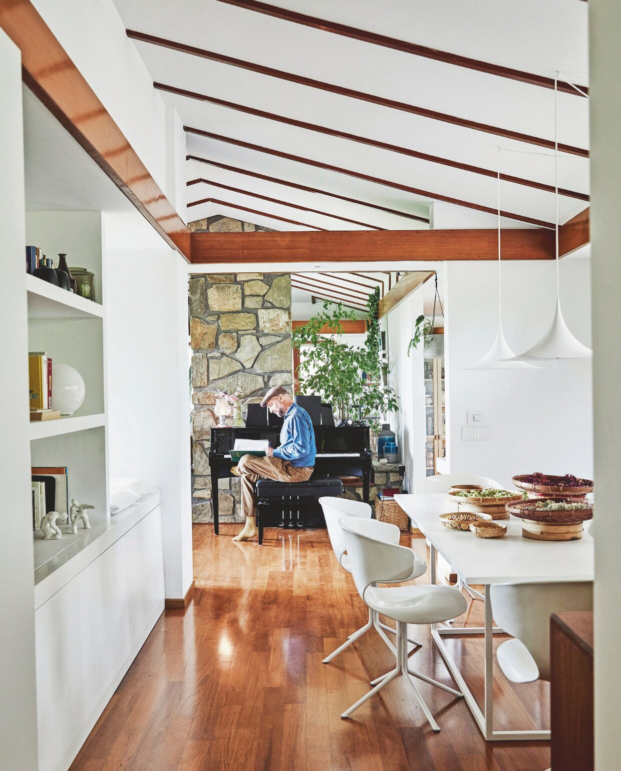 Tafel Studioforma, stoelen Bonaldo, hanglampen Gubi, stoom- en oogstmanden toko. vtwonen 09-2024 | styling Sarah Devi Giubilini | fotografie Brent Darby