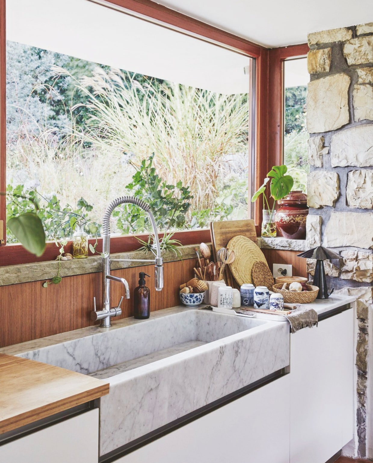 Soortgelijk: marmeren gootstenen Ariës Natuursteen, lamp Leitmotiv. vtwonen 09-2024 | styling Sarah Devi Giubilini | fotografie Brent Darby
