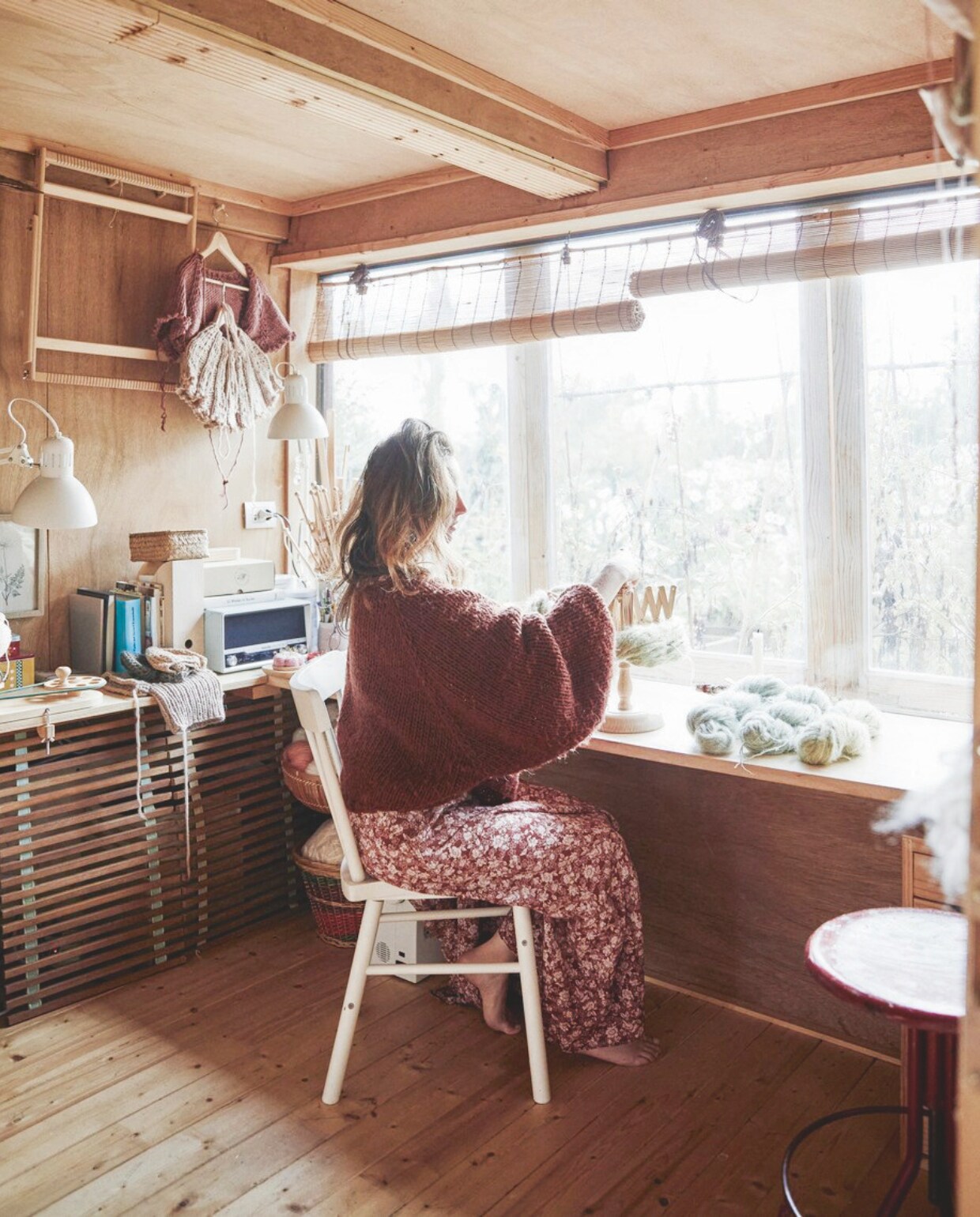 Soortgelijk: wolwinder De Breiboerdij, bamboe rolgordijnen Xenos, klemspots Ikea. vtwonen 09-2024 | styling Sarah Devi Giubilini | fotografie Brent Darby