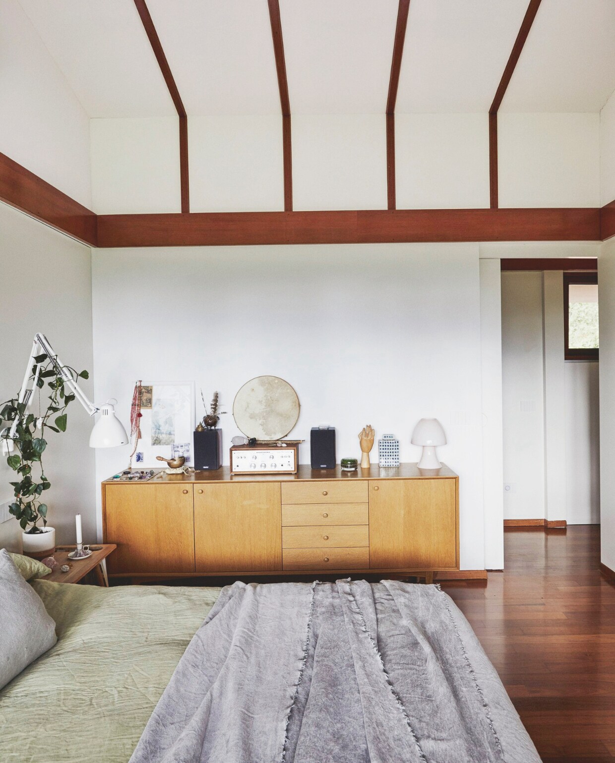 Ladekast vintage, vergelijkbaar beddengoed vtwonen, Waso Ledu-architectenlamp vintage. vtwonen 09-2024 | styling sarah devi giubilini | fotografie brent darby