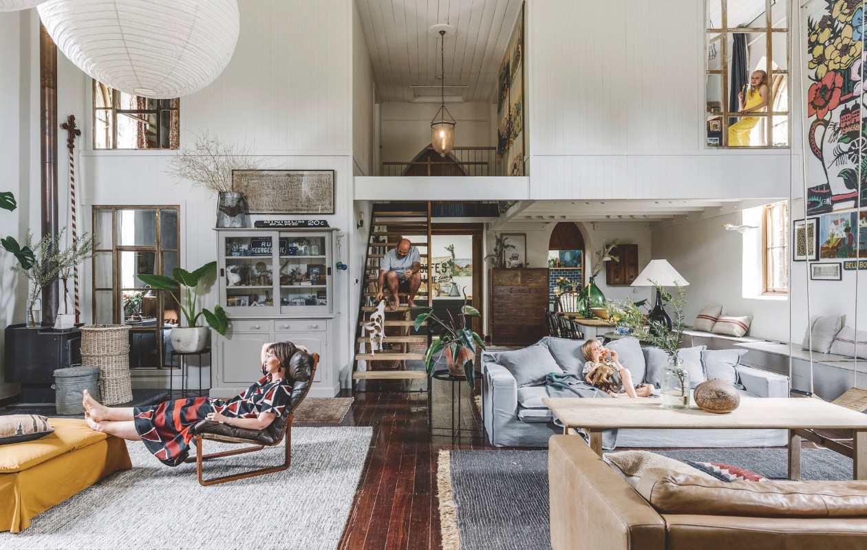 Linnen bank Living by Design, wollen vloerkleed Freedom Furniture, sisal vloerkleed James Lane, voetenbank Ikea. Leren bank en koffietafel gumtreeaustralia.com.au, de online marktplaats van Australië. Houten vloeren origineel. De ramen in de mezzanine komen uit een Amsterdamse fabriek. vtwonen 10-2024 | fotografie Marnie Hawson