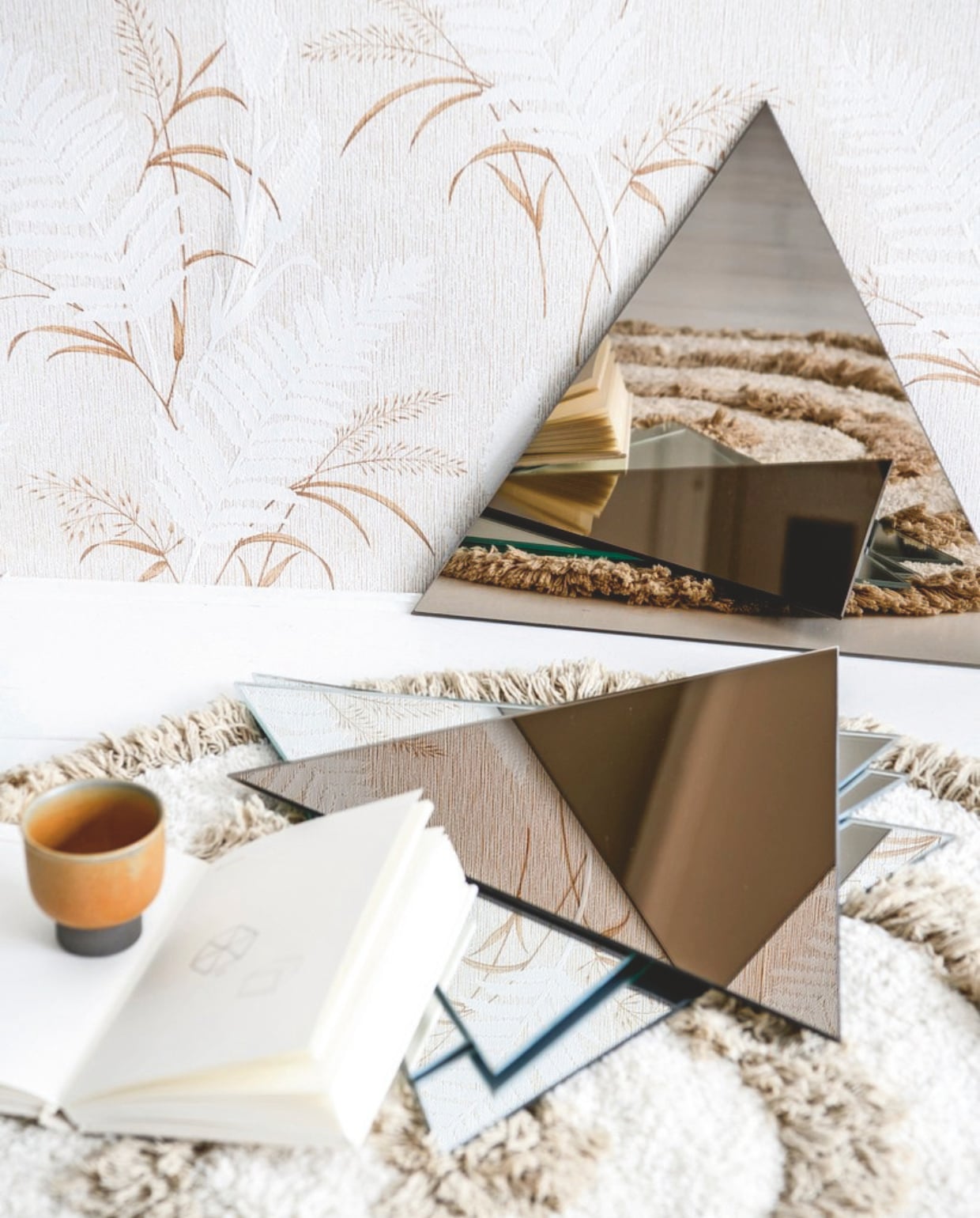 porseleinen kop-en-schotel Chef Ceramics van HKliving € 12,71, kussen Heyday van HKliving € 23,75 (deens.nl). Vintage behang 13174, jutelook met varens € 55,- (swiet.nl). Overig privébezit vtwonen 09-2024 | styling Myla Griese | fotografie Louis Lemaire