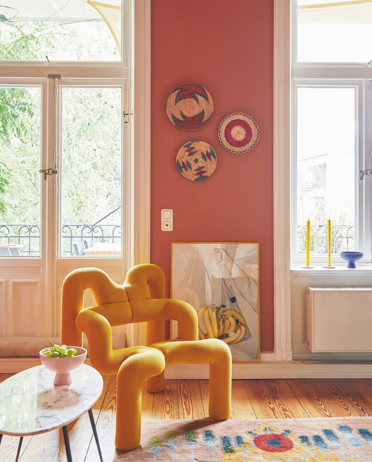 Fauteuil Varier Ekstrem van Terje Ekstrøm, Gabbeh-vloerkleed van Rugtales, handgemaakte muurdecoratie uit Pakistan, muurkleur Red Earth van Farrow &amp; Ball. vtwonen 09-2024 | fotografie Nassim Ohadi