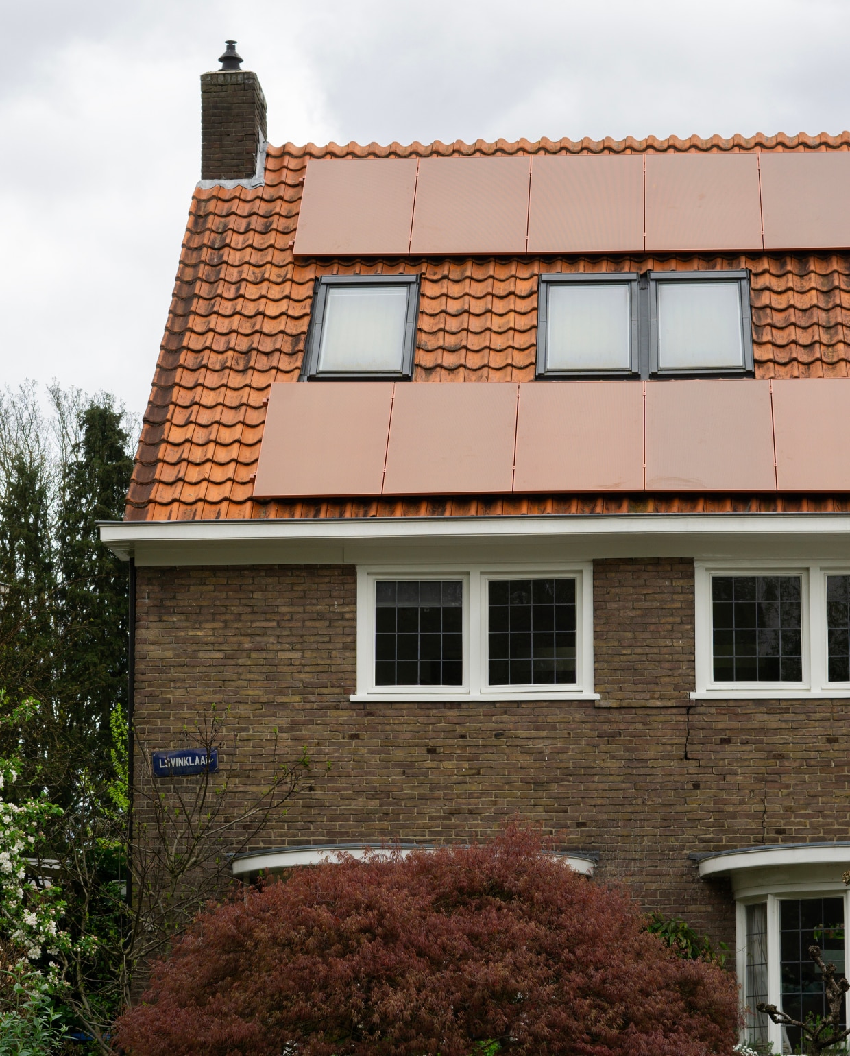 Rood dak? Dan zijn rode zonnepanelen een stijlvolle optie Solarix