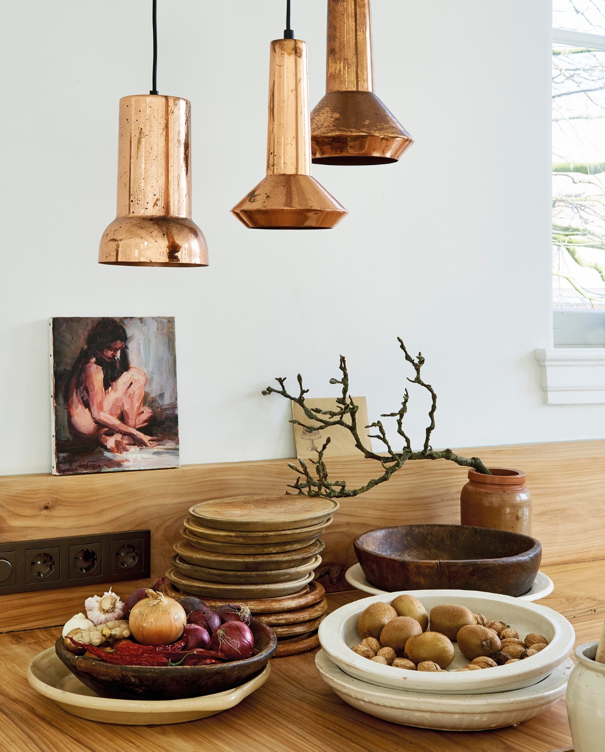Kom Nord van House Doctor, Bord Gama van Casa Vivante, Pastabord Iron Stone Natura, Ovale schaal Nordic Sand van Broste, Kom Artisan, Bord Rustico Natura, Bord dark blue, Ovaal bord, Aardewerken kom van Bitz, Dessertbord celadon, Pastabord van Salt &amp; Pepper, Kom Artisan, Sauskom Iron Stone, Dinerbord Surface van Serax kleur Indy Grey, Diep bord Surface van Serax kleur Indy Grey, Gebaksbord Brisk van Present Time, Aardewerken ontbijtbord van Broste Copenhagen met handgeschilderde lijnen. Styling Fietje Bruijn | Shopping Corrien Flohil | Fotografie Dennis Brandsma | Studio 5982/Ronald de Boer