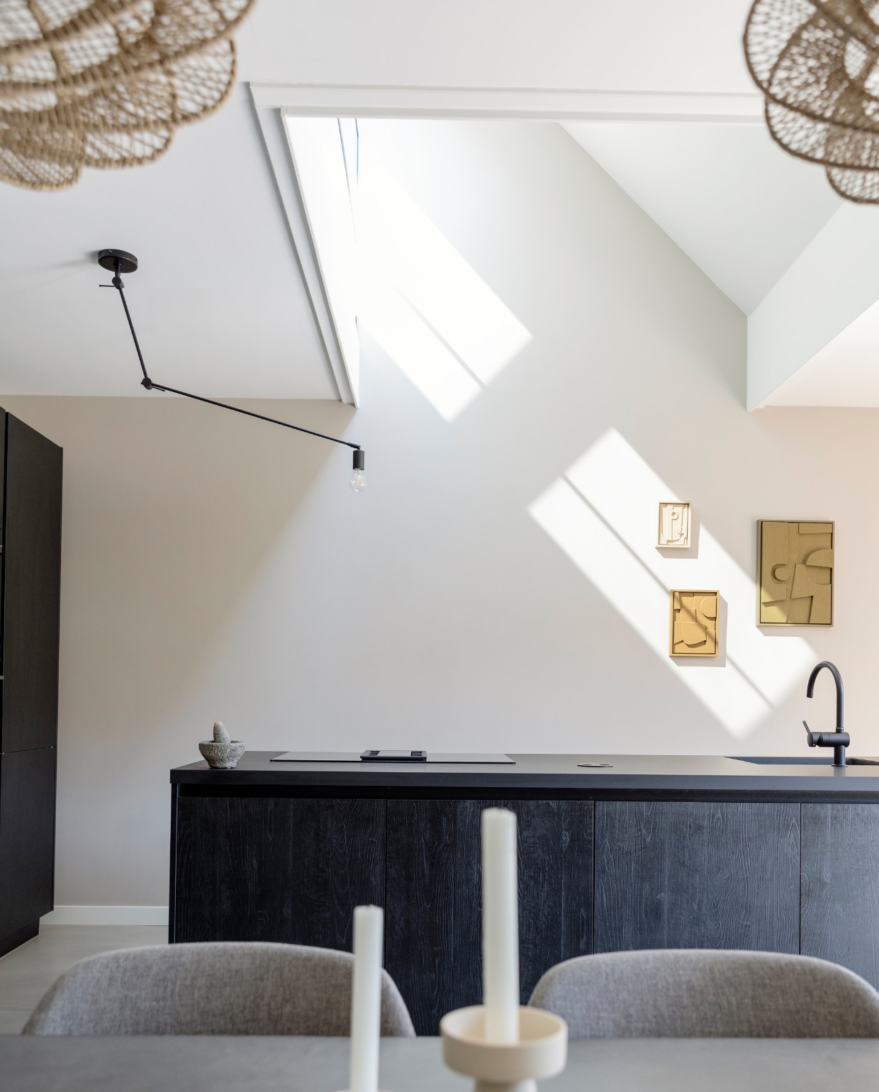 Keuken met Fenix keukenblad en spoelbak Huysinc. Kookplaat Siemens, Hanglampen Blitz van Qazqa, kunstwerken 3D Shapes van Edith Beurskens. Muurverf Mushroom van Lab Paint. Overig onbekend. vtwonen 9-2023 | styling Ilona Jongepier | fotografie Dana van Leeuwen