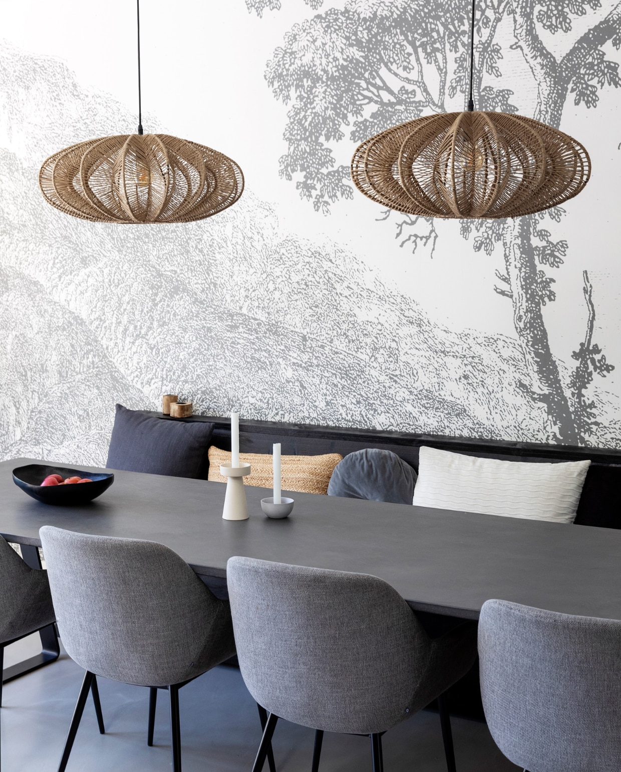 Behang Wonderwalls Engraved Landscapes van Kek Amsterdam, hanglamp Nimbus van By-Boo. Tafel Tin van Woodindustries, stoelen Konna van Kave Home, klepbank maatwerk van WS Steigerhout. Wit kussen Vänderot van Ikea, juten kussen Loods 5, rond kussen Olly van Dutch Decor, zwart kussen Rib van Kwantum, antraciet kussen Datara van Eminza. Hoge kandelaar Talbo en kandelaar Lidatorp van Storefactory Scandinavia. Fruitschaal J-Line. Overig onbekend. vtwonen 9-2023 | styling Ilona Jongepier | fotografie Dana van Leeuwen