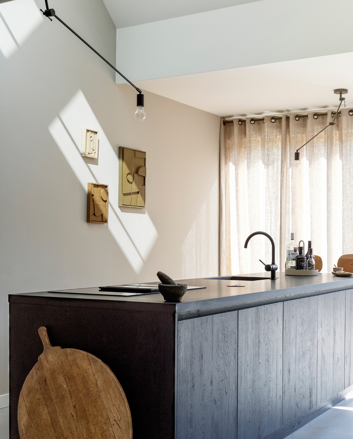 Keuken met Fenix keukenblad en spoelbak Huysinc. Kookplaat Siemens, barkrukken Marktplaats. Dienblad Grib van Ferm Living, schaaltjes Zara Home. Linnen gordijnen Femmie Naturel van Kwantum. Hanglampen Blitz van Qazqa, kunstwerken 3D Shapes van Edith Beurskens. Muurverf Mushroom van Lab Paint. Overig onbekend. vtwonen 9-2023 | styling Ilona Jongepier | fotografie Dana van Leeuwen