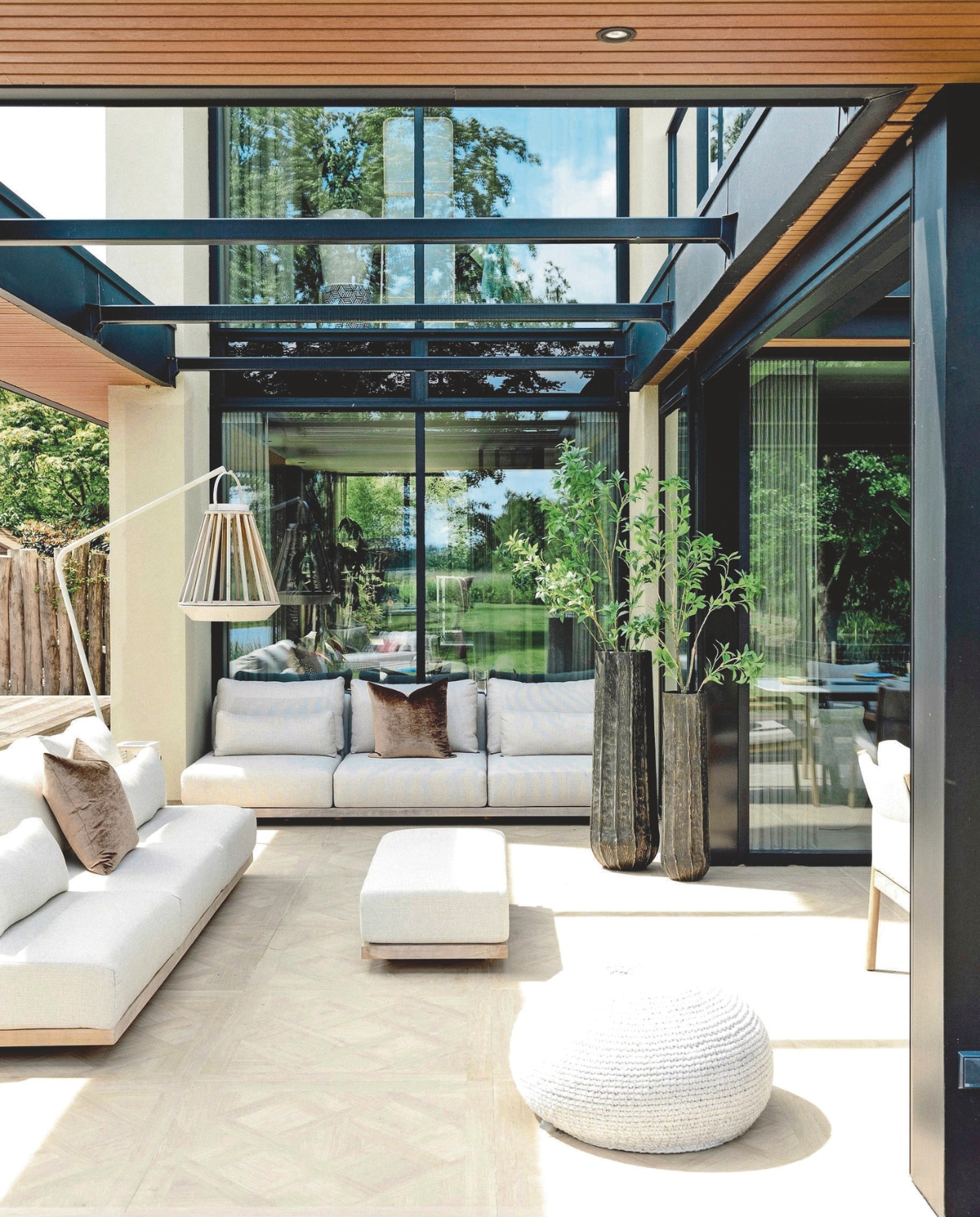 De bank, lamp en poef zijn van Hello Suns. De plantenpotten zijn van Kötter Living. stijlvol wonen 9-2024 | Fotografie Stefanie De Neve