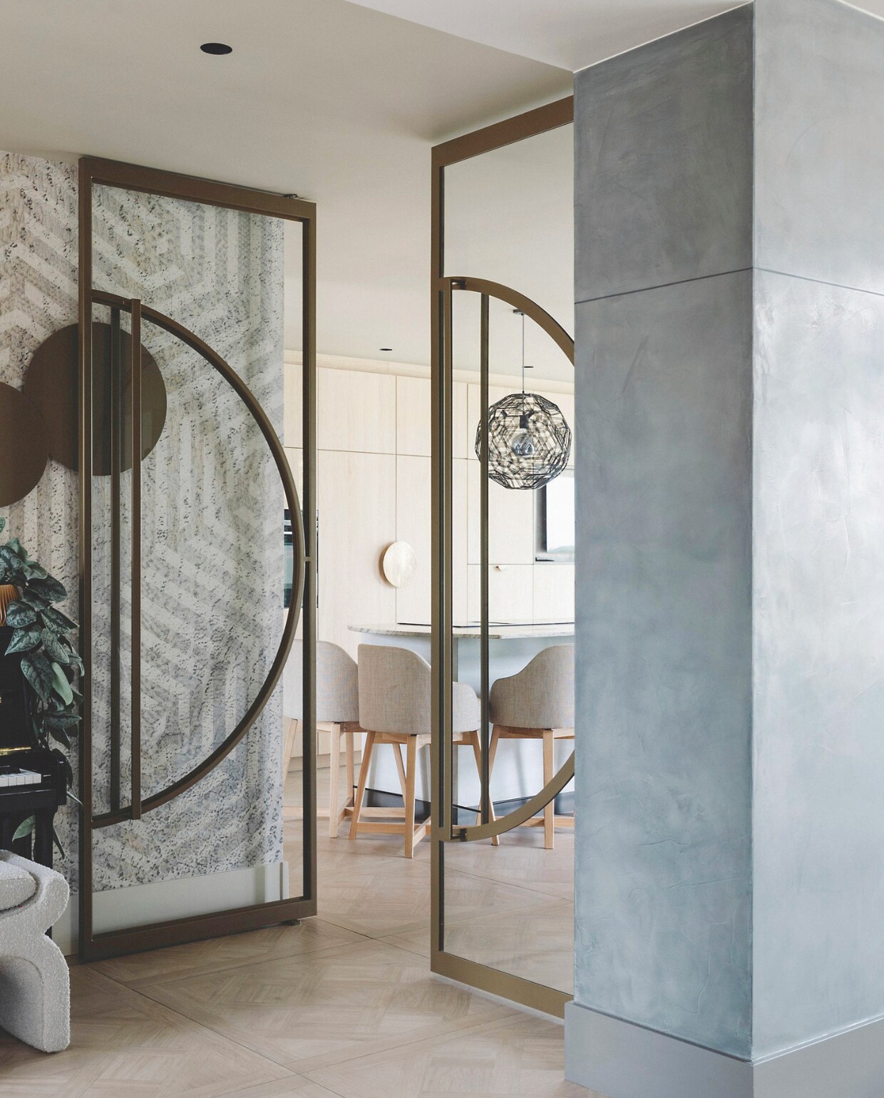 De taatsdeuren zijn een ontwerp van Querine van Alen van De Ontwerpster, uitgevoerd door mijndeurvanstaal.nl. Op de vloer liggen tegels met houtlook van Laurens Badkamers. stijlvol wonen 9-2024 | Fotografie Stefanie De Neve