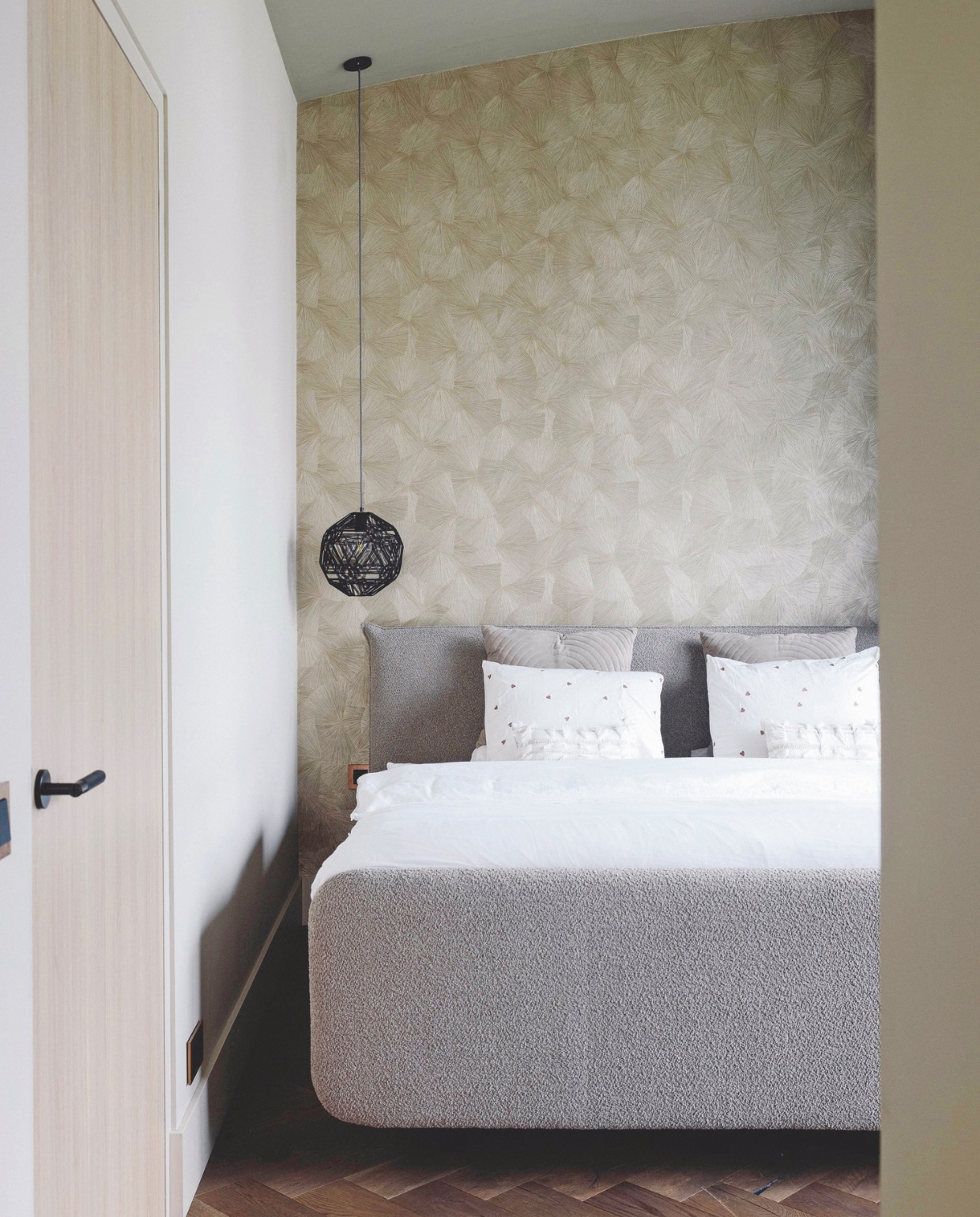Boven het XXL-bed van Eastborn dat Kim zelf samenstelde, hangt hetzelfde ronde lampje van Kötter Living dat overal in huis terugkomt. Koperen stopcontacten van Elektramat. stijlvol wonen 9-2024 | Fotografie Stefanie De Neve