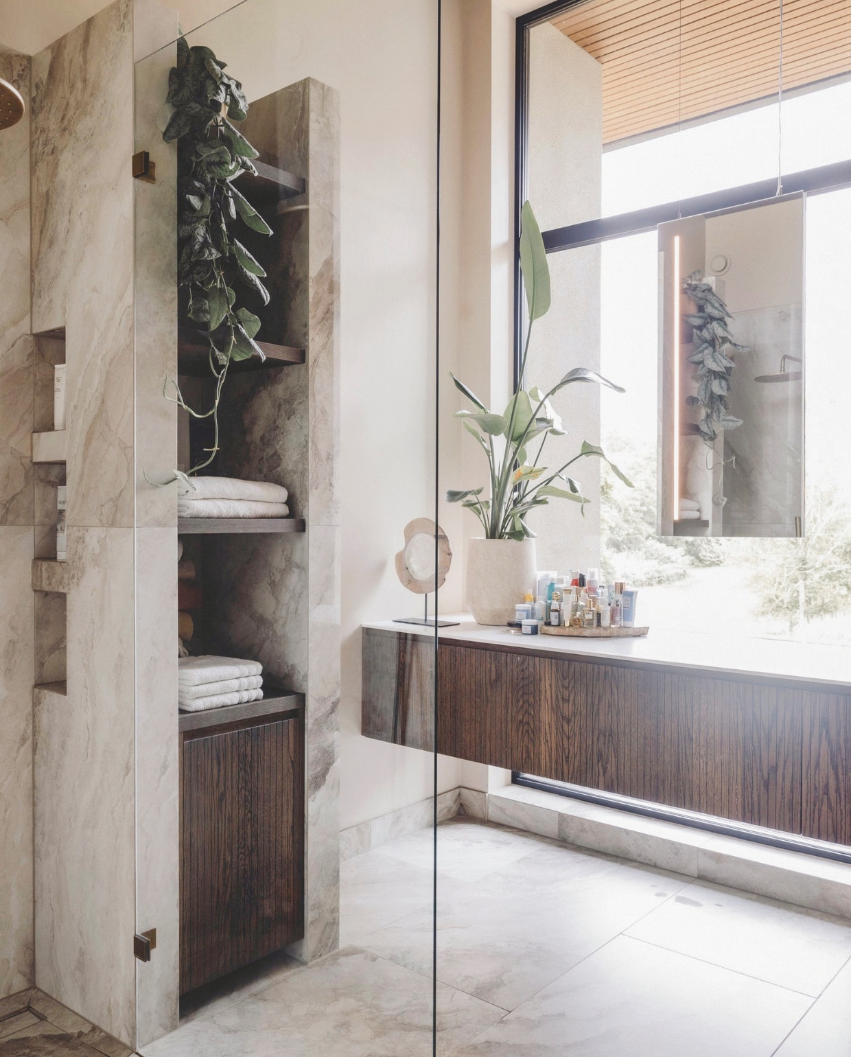 De badkamer is afkomstig van Laurens Badkamers uit Nijverdal met kranen van Gessi. stijlvol wonen 9-2024 | Fotografie Stefanie De Neve