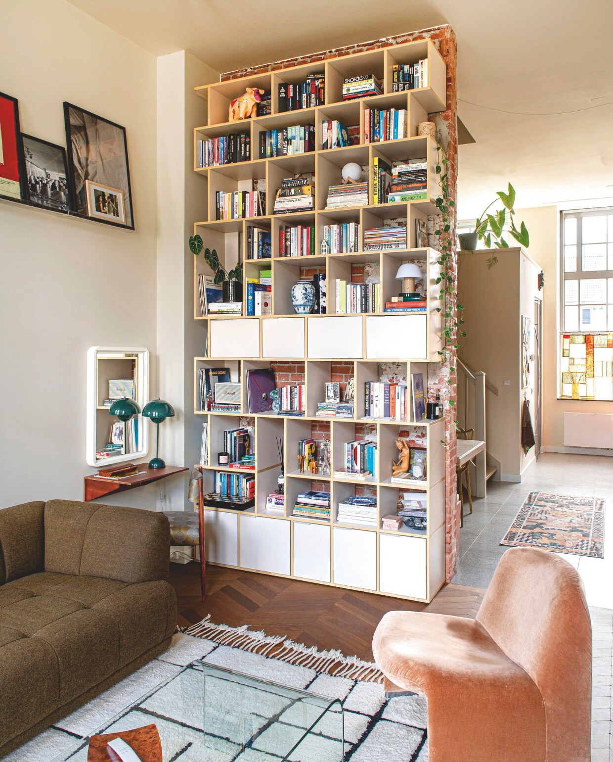 Boekenkast Tylko, lamp in kast Setago JH27 van &amp;tradition via Flinders, vintage spiegel De Parel, bureaulamp FlowerPot VP3 van &amp;tradition via Fonq, bureau H&amp;M Home, bureaustoel Marktplaats, met jaquardstof van De Groot Stoffen. vtwonen 10-2024 | styling Jeske Weel | fotografie Caroline Coehorst