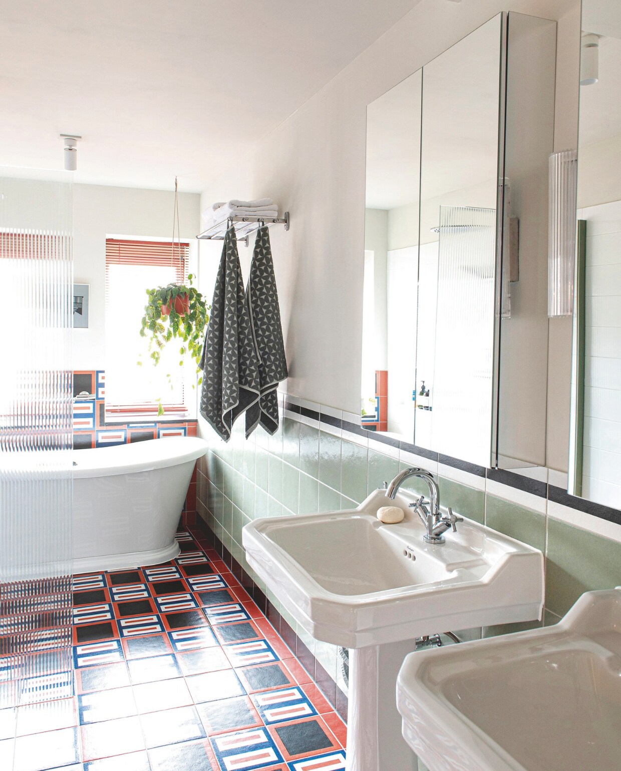 Bad en wastafels Burlington via The Classic House. Spiegelkasten Ikea, wandlamp Rifly van Kartell. Tegels uit serie Mattonelle Margherita van Nathalie du Pasquier voor Mutina, aluminium jaloezieën Mr. Jealousy, douchescherm Toniton. vtwonen 10-2024 | styling Jeske Weel | fotografie Caroline Coehorst