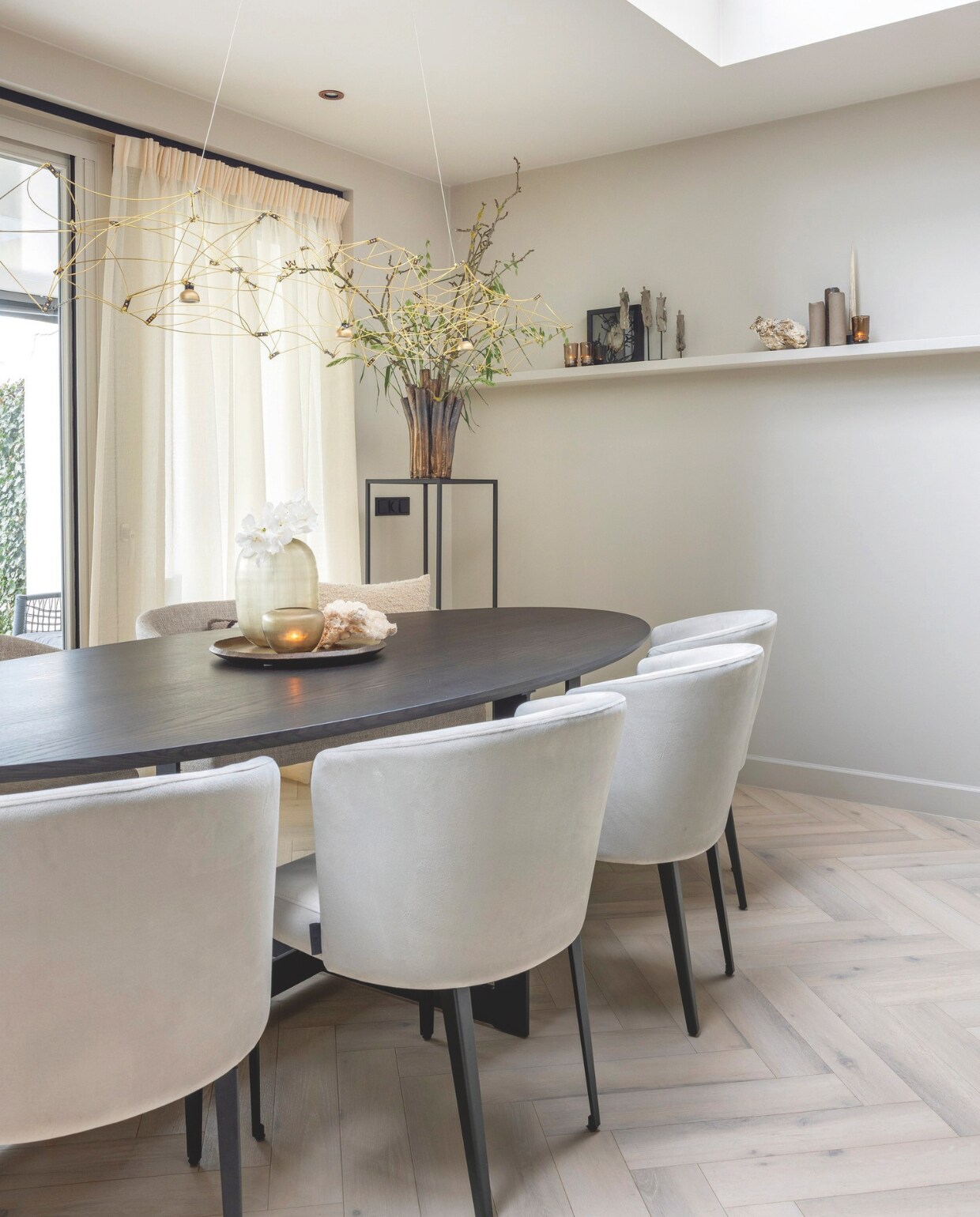 Eettafel Edge, de bankjes en eetkamerfauteuils C-Sharp zijn van Hofstede Raanhuis. De lamp boven de tafel van Quasar. Alles is geleverd door Violier at Home. Ook alle accessoires komen daarvandaan. stijlvol wonen 10-2024 | foto Anne Gambon
