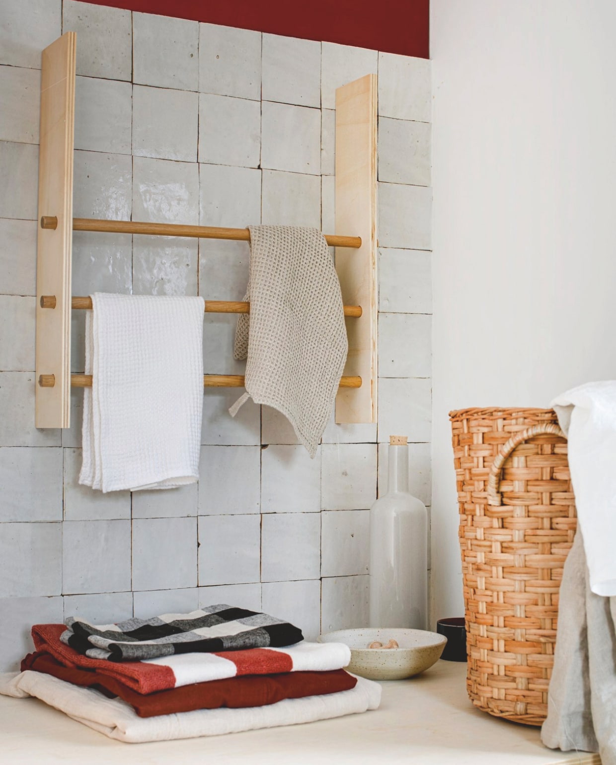 Muurverf Intelligent Eggshell Theatre Red 192, per liter € 71,- (littlegreene.nl). Tegels Zellige Ecru, 10x10 cm, per m² € 99,95 (designtegels.nl). Rotan mand Växthus, 32x35 cm (Øxh) € 19,99 (ikea.nl). Stenen geglazuurde kom € 39,-, linnen wafeldoeken in Flax en Pure White, per stuk € 11,- (bymolle.com). Porseleinen fles Hasami € 59,- (thefinestore.com). Rood-roest gestreepte handdoek € 5,99, linnen overhemdblouse € 29,99 (hm.com). Overig privébezit. vtwonen DIY special 9 | styling Myla Griese | fotografie Louis Lemaire
