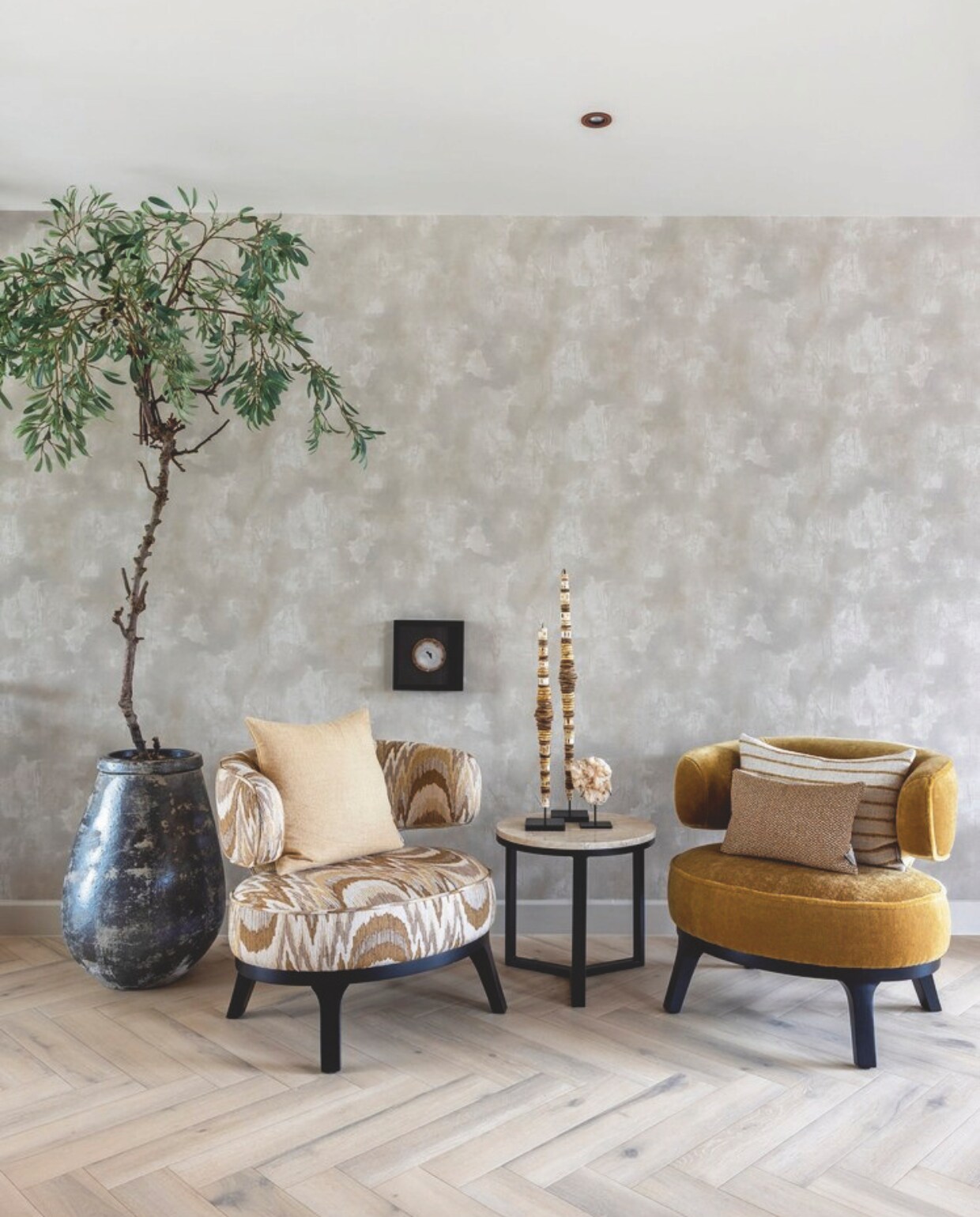 De twee stoelen van Prades en het tafeltje van Duran Interiors zijn geleverd door Violier at Home. De kussens zijn van het eigen label van Violier at Home. De olijfboom is een creatie van Wulf. Alle accessoires komen van Violier at Home. stijlvol wonen 10-2024 | foto Anne Gambon