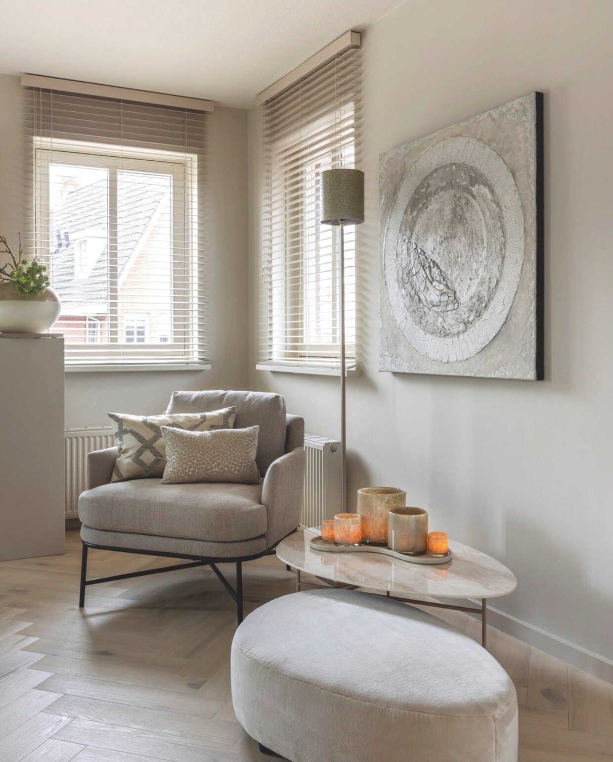 Stoel Caserta van Hofstede Raanhuis, de salontafel en de poef van Duran Interiors en kunstwerk Umo, ontworpen door Jan Kind, zijn geleverd door Violier at Home. De kussens zijn van het eigen label van Violier at Home. stijlvol wonen 10-2024 | Foto Anne Gambon